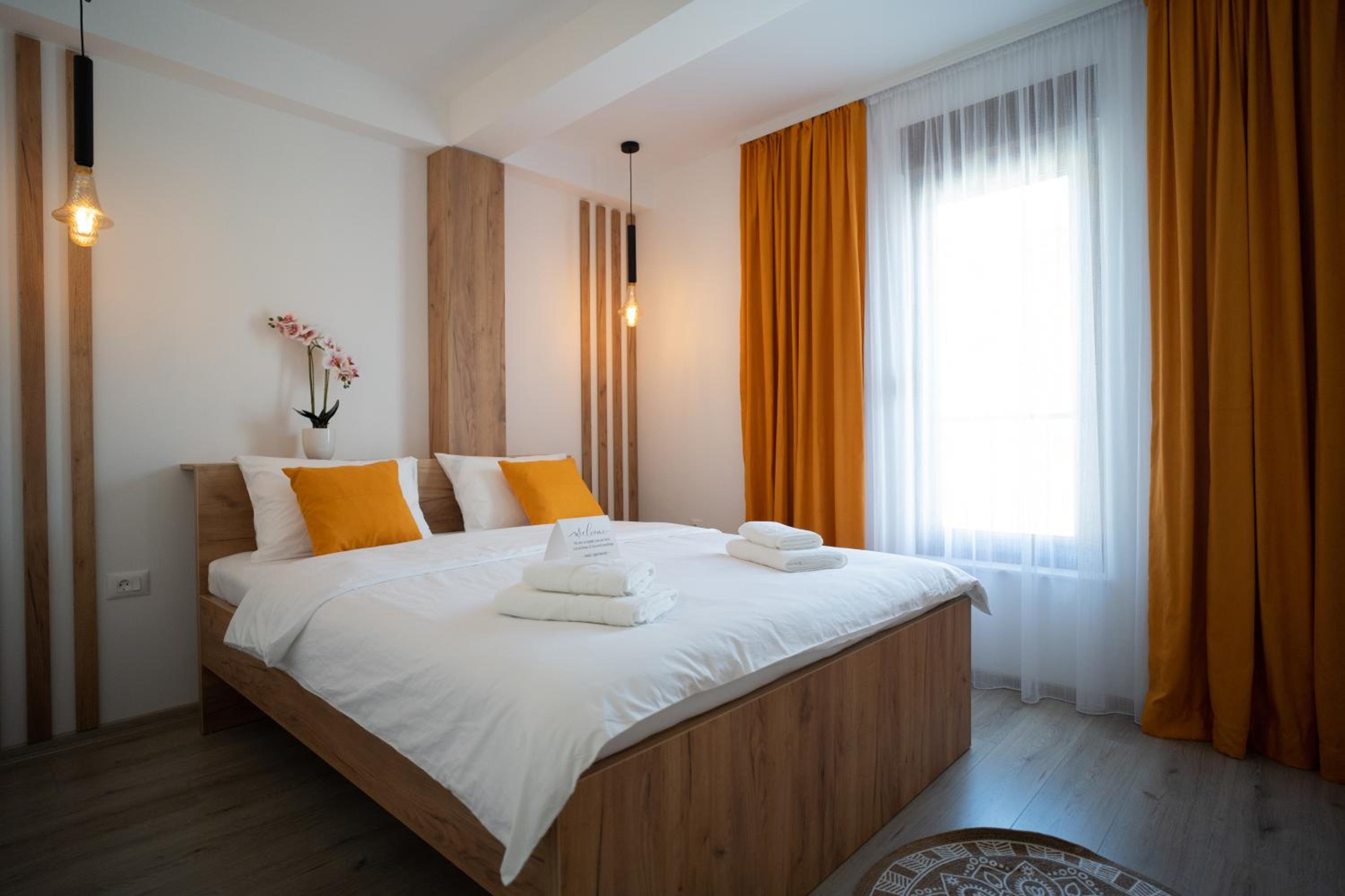 Apartments and rooms SMILE