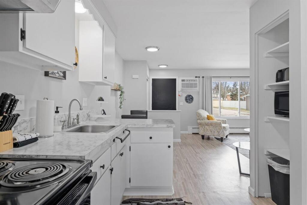 Bright & Comfy 1 Bedroom Flat - Hollywood Suites