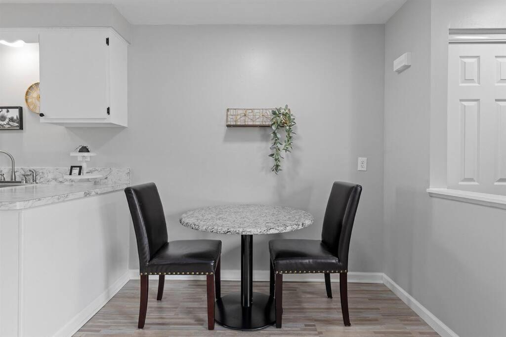 Bright & Comfy 1 Bedroom Flat - Hollywood Suites