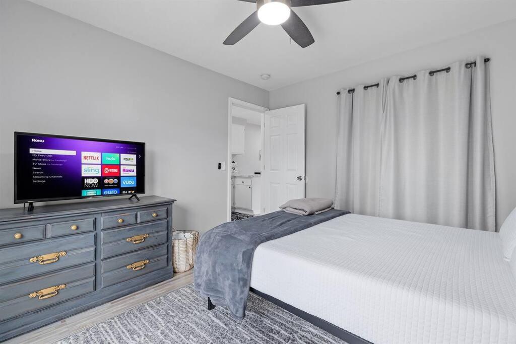 Bright & Comfy 1 Bedroom Flat - Hollywood Suites
