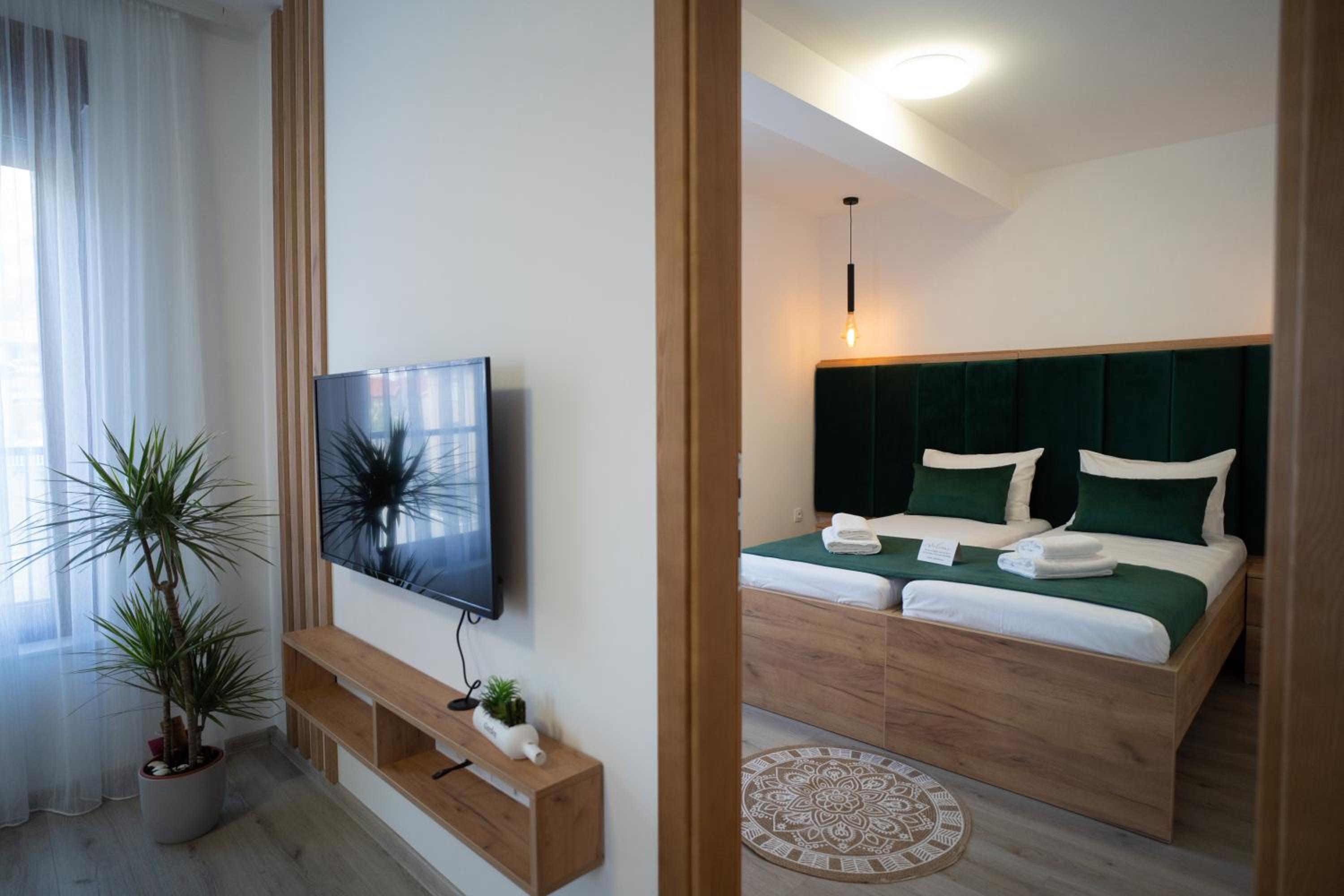 Apartments and rooms SMILE