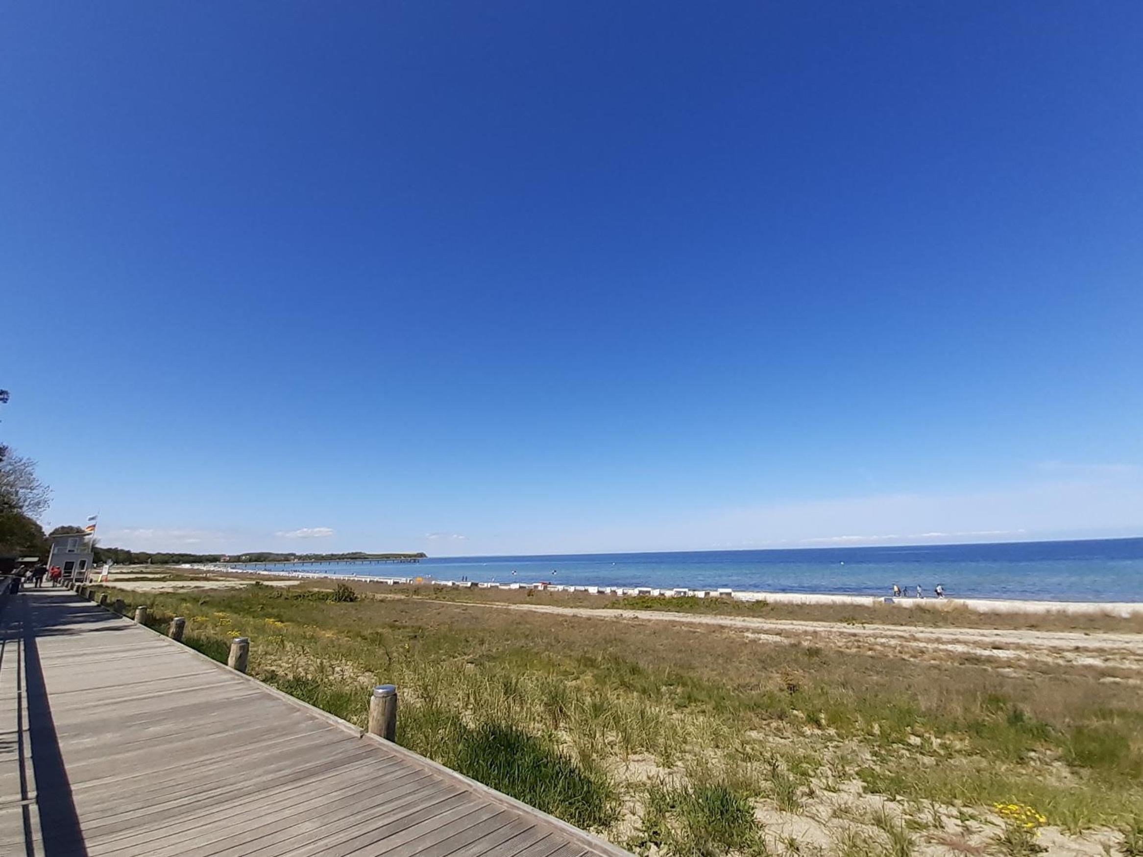 Strandvilla Hubertus Boltenhagen - H7 - Ferienwohnung Maisonette Apartment Kandinsky mit seitlichem Meerblick Parkplatz WLAN voll ausgestattete Küche Garte