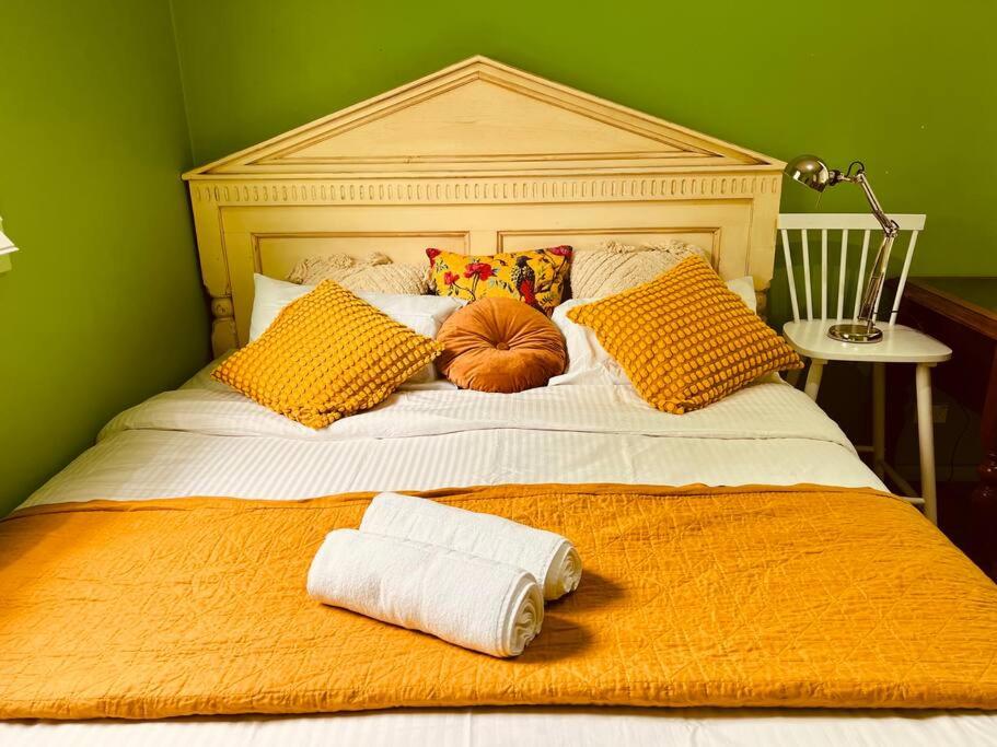 Central Parkside 5BR Home with Rumpus & King Bed