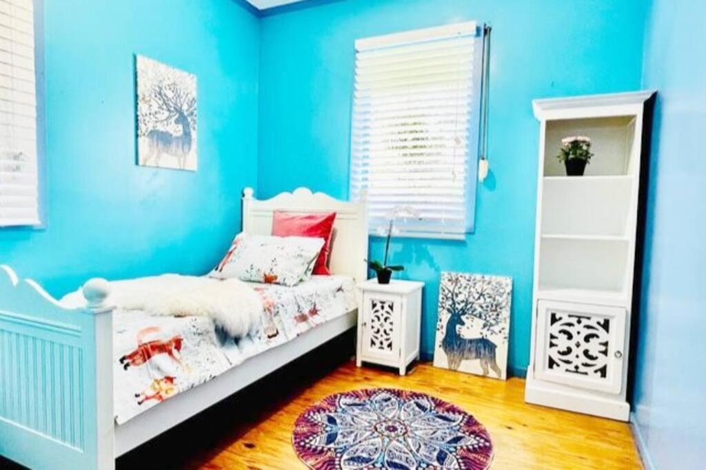Central Parkside 5BR Home with Rumpus & King Bed