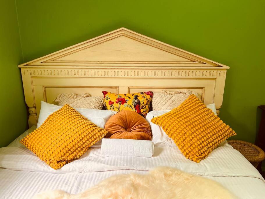 Central Parkside 5BR Home with Rumpus & King Bed