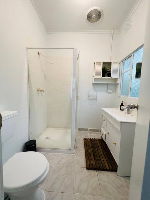 Central Parkside 5BR Home with Rumpus & King Bed