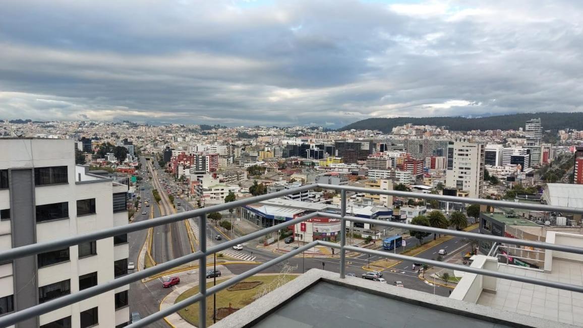 Excelente apartamento, 2 hab. con vista única UIO view 3