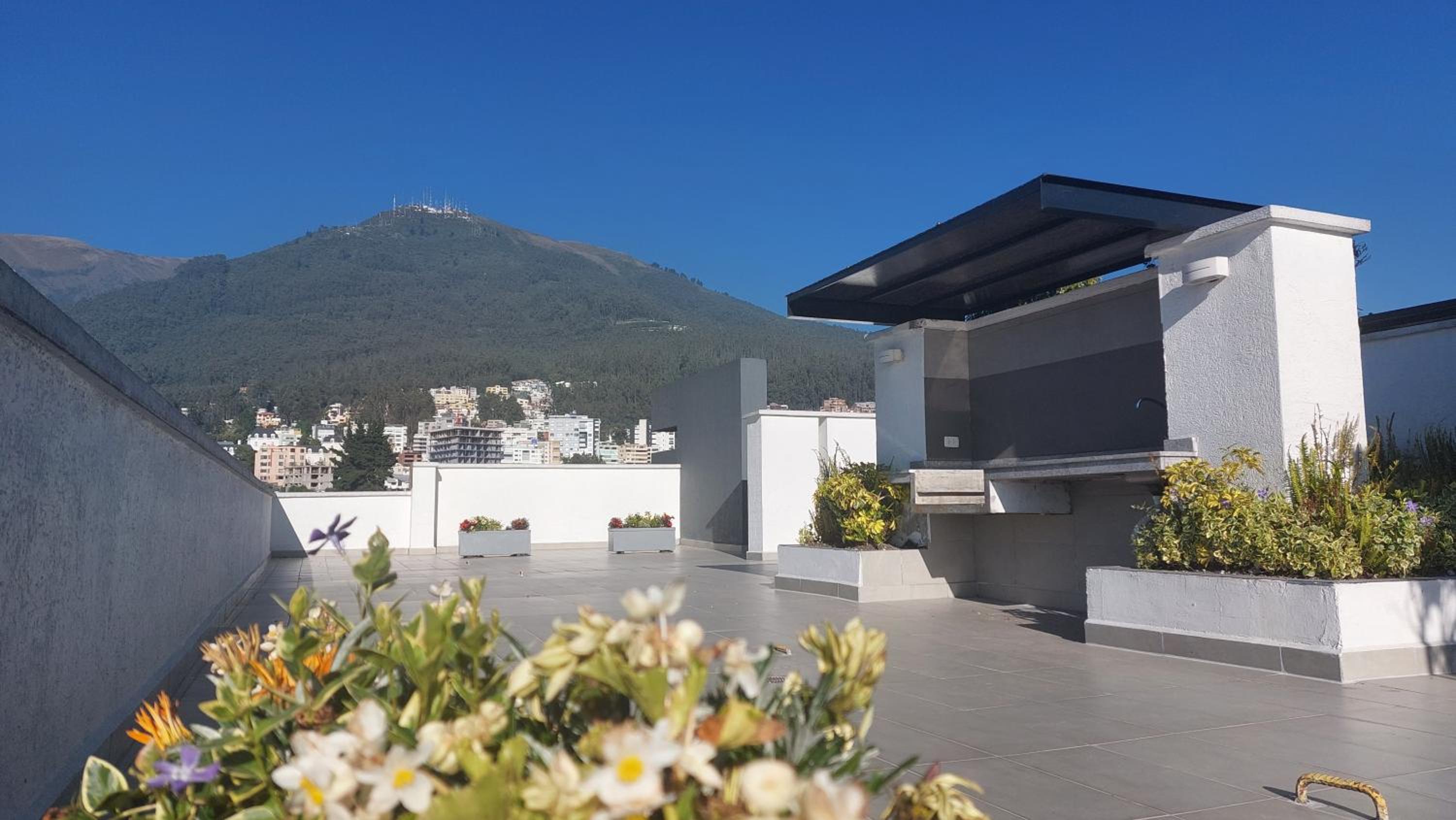 Excelente apartamento, 2 hab. con vista única UIO view 2