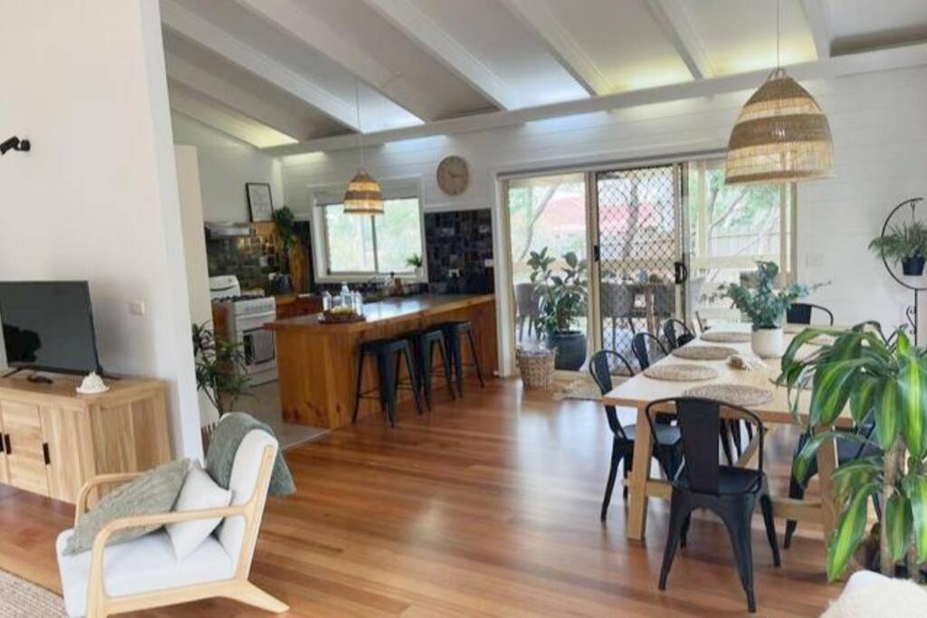 Casa Rossi - coastal gem only 300 metres from the beautiful Red Rocks beach - Cowes, Phillip Island