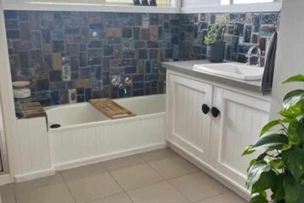 Casa Rossi - coastal gem only 300 metres from the beautiful Red Rocks beach - Cowes, Phillip Island