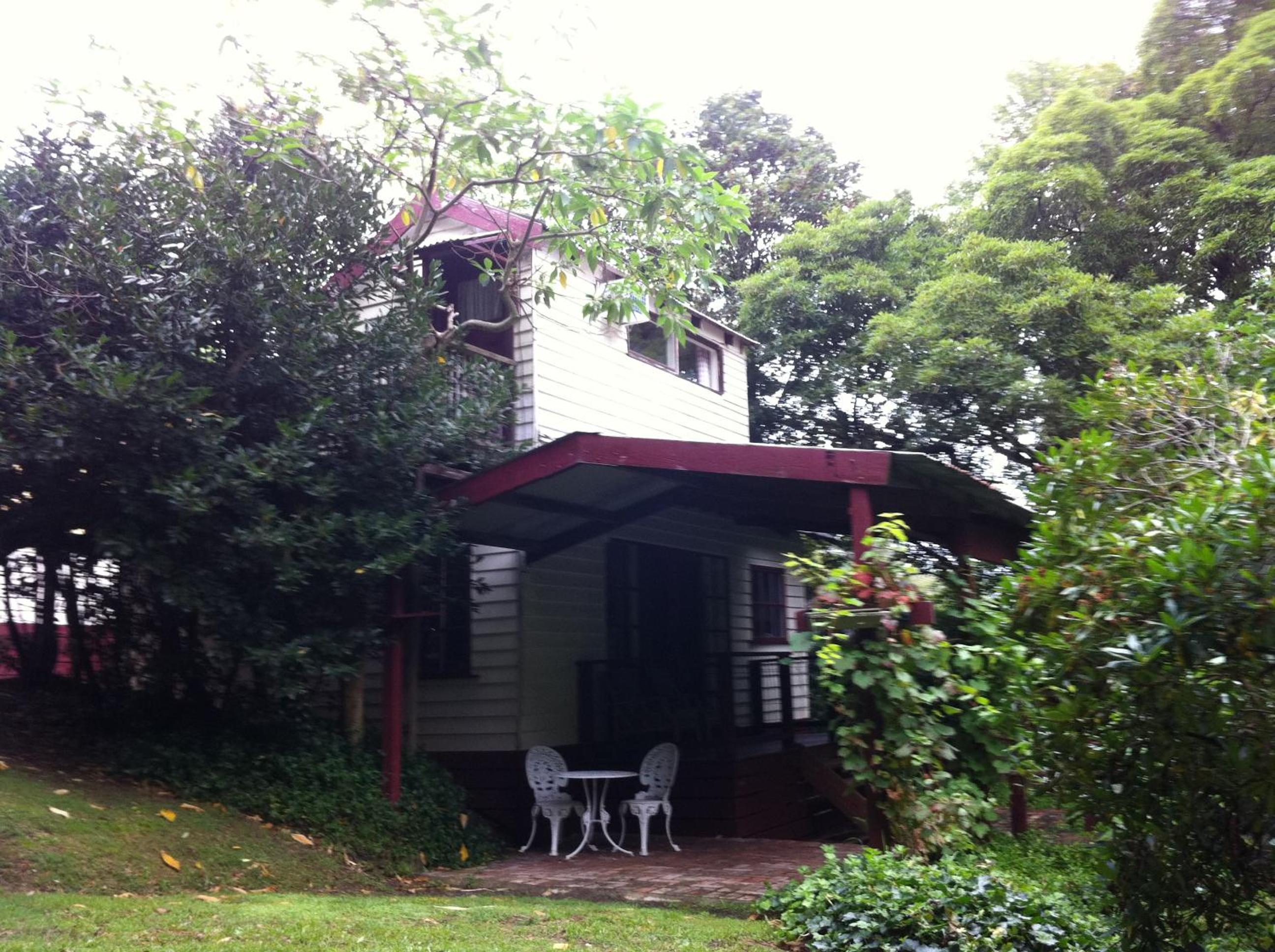 Hotel Stone's Throw Cottage Bed and Breakfast - Image 1