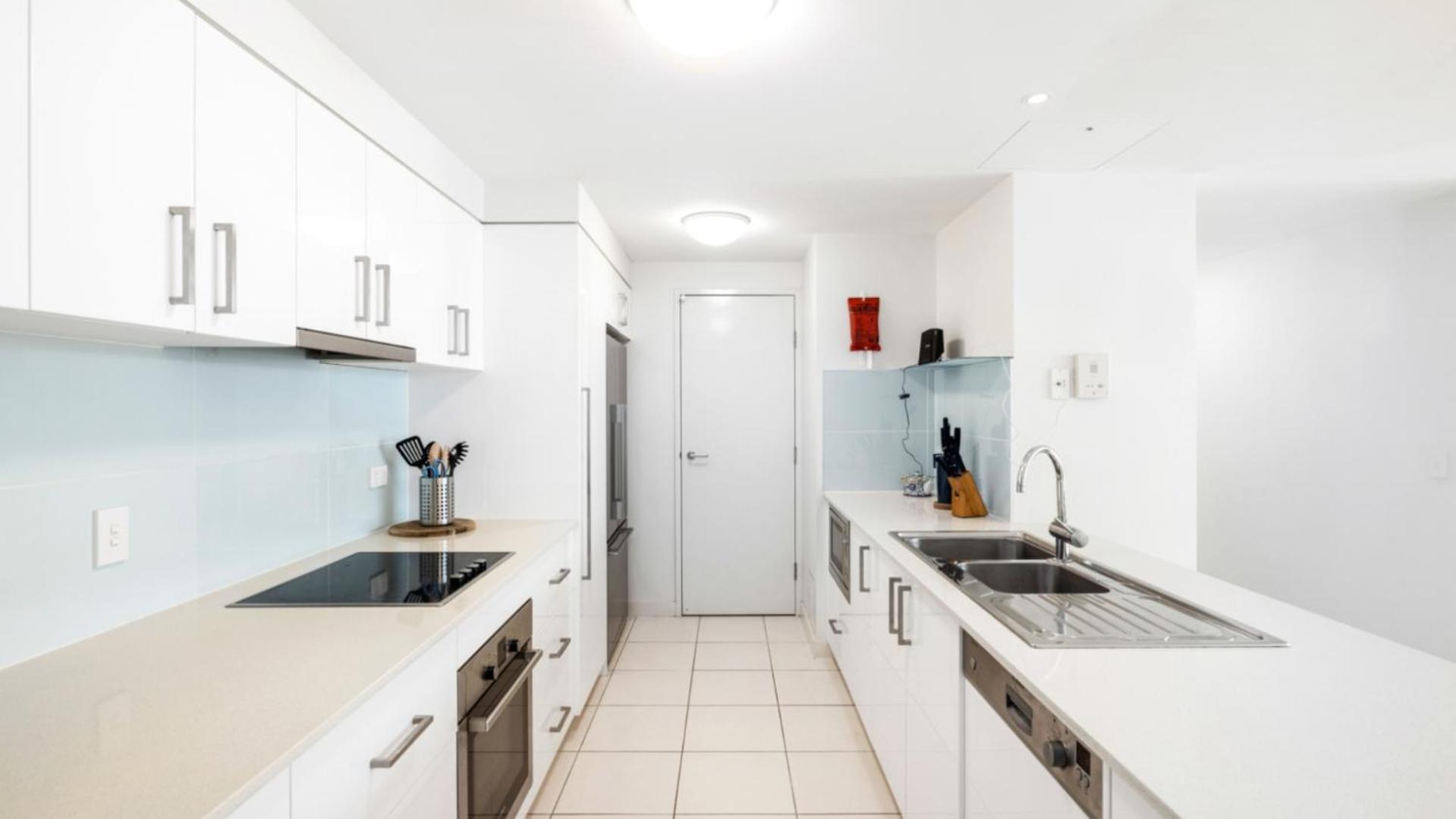 Large Modern Unit With Lift & Pool