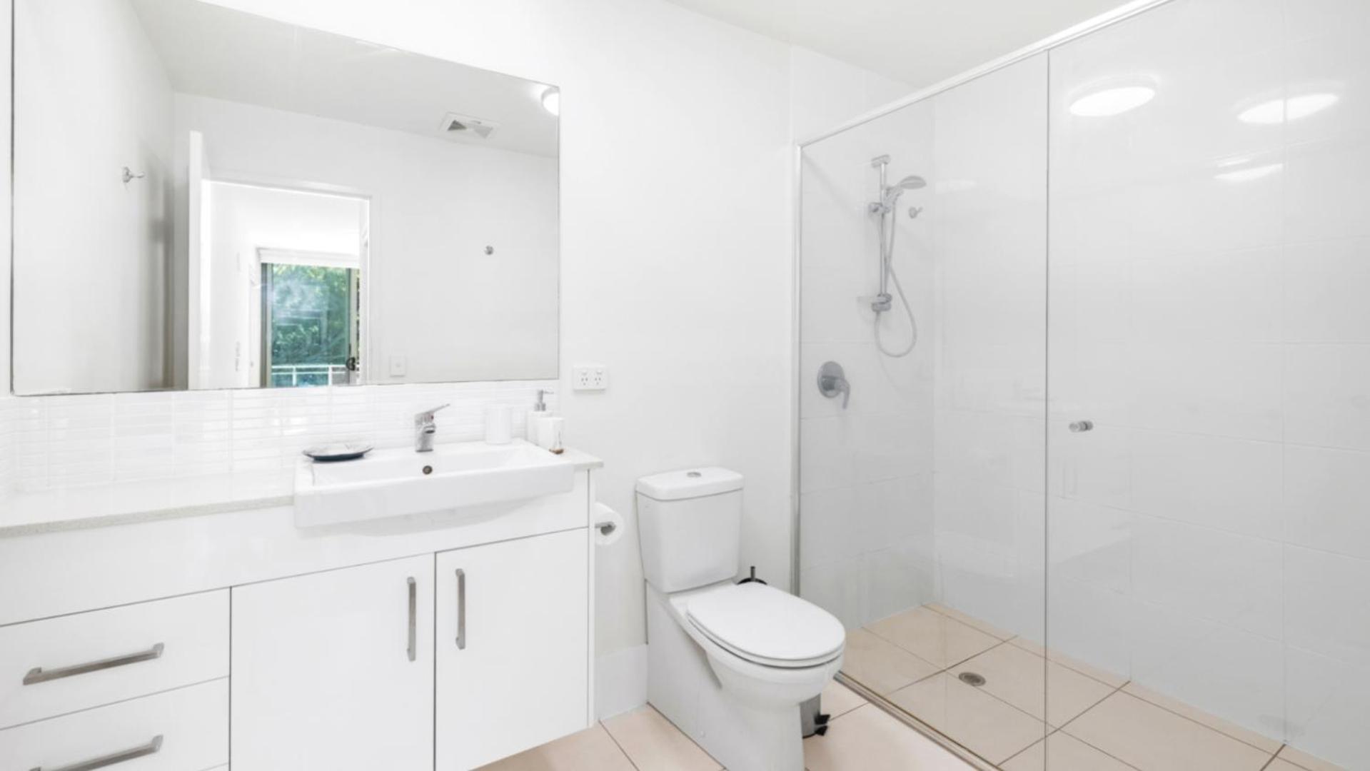 Large Modern Unit With Lift & Pool