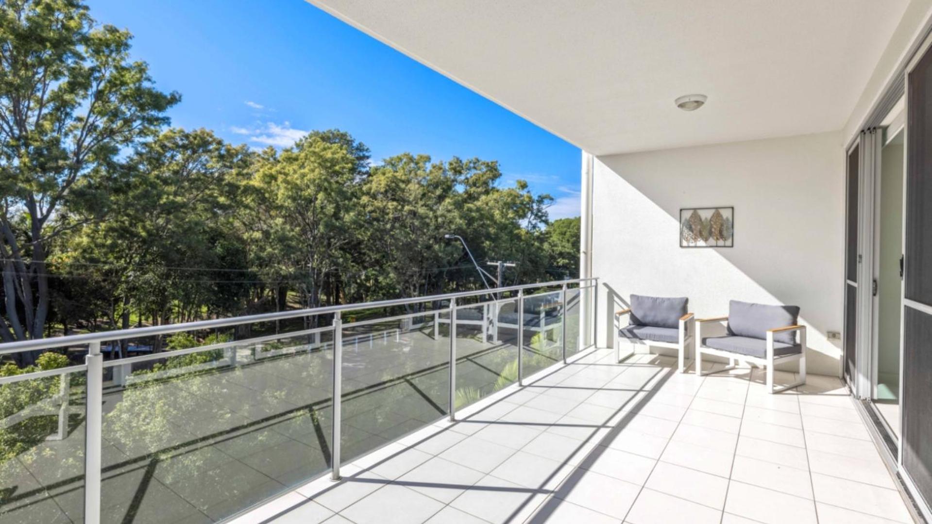 Large Modern Unit With Lift & Pool