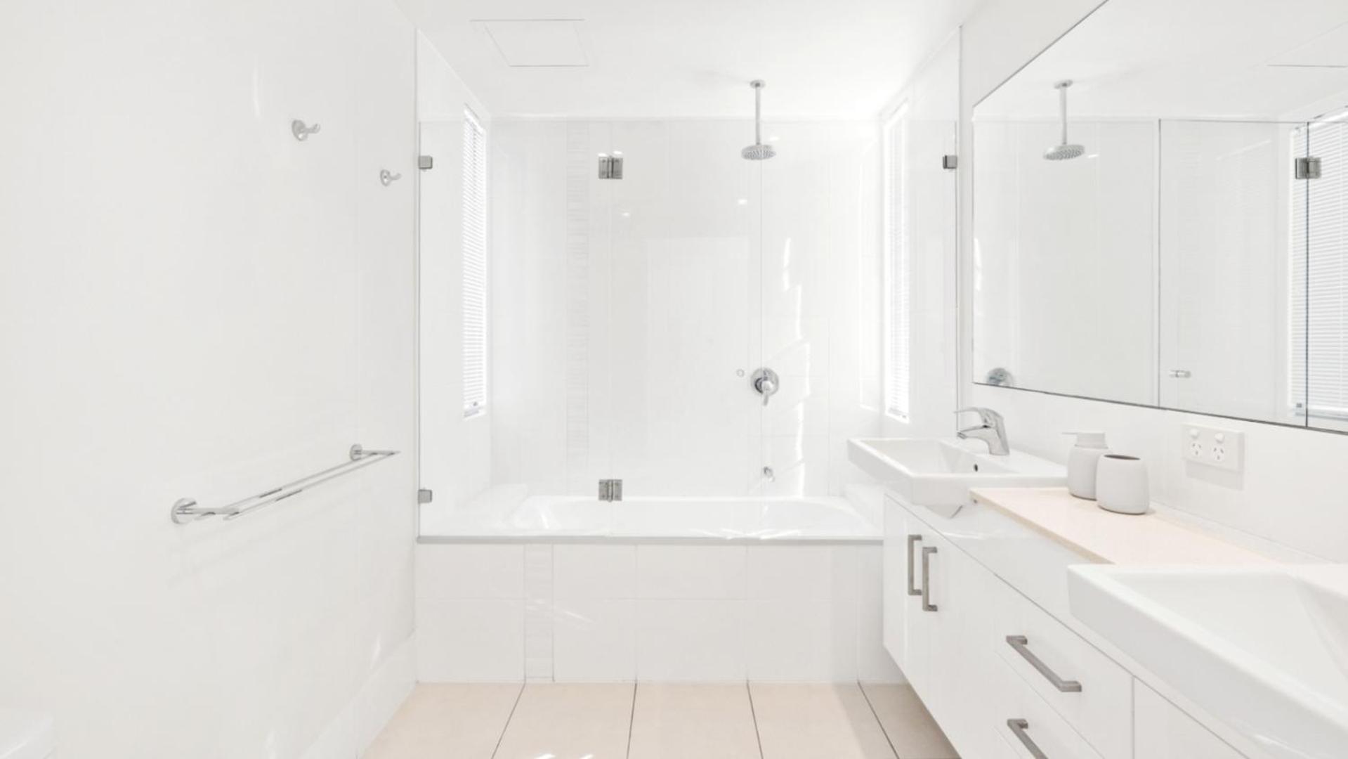 Large Modern Unit With Lift & Pool