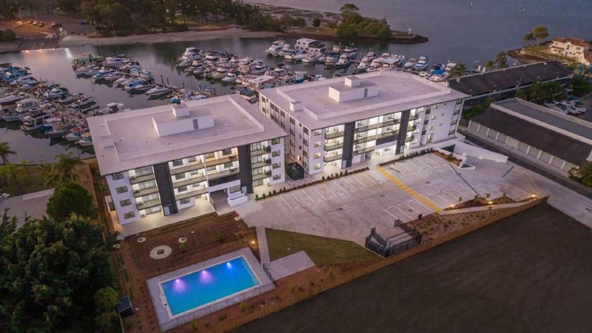 Modern Unit On The Marina
