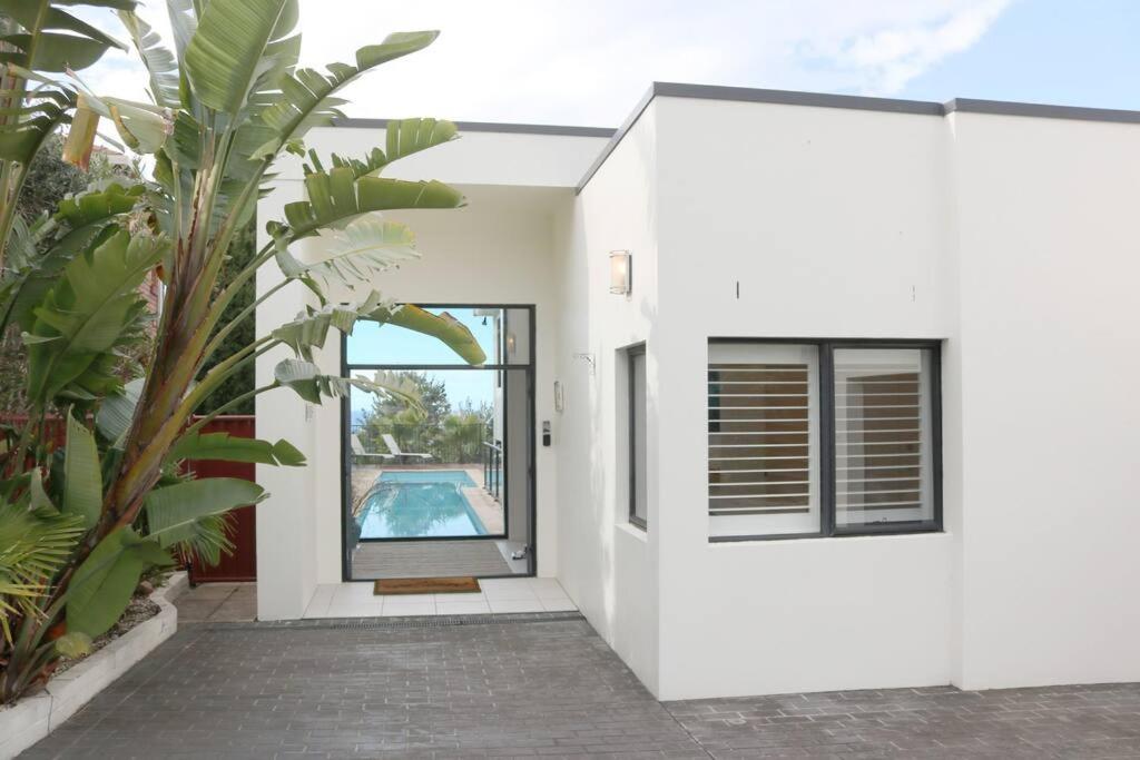 Villa paradiso - 5 bed - beach access - pool