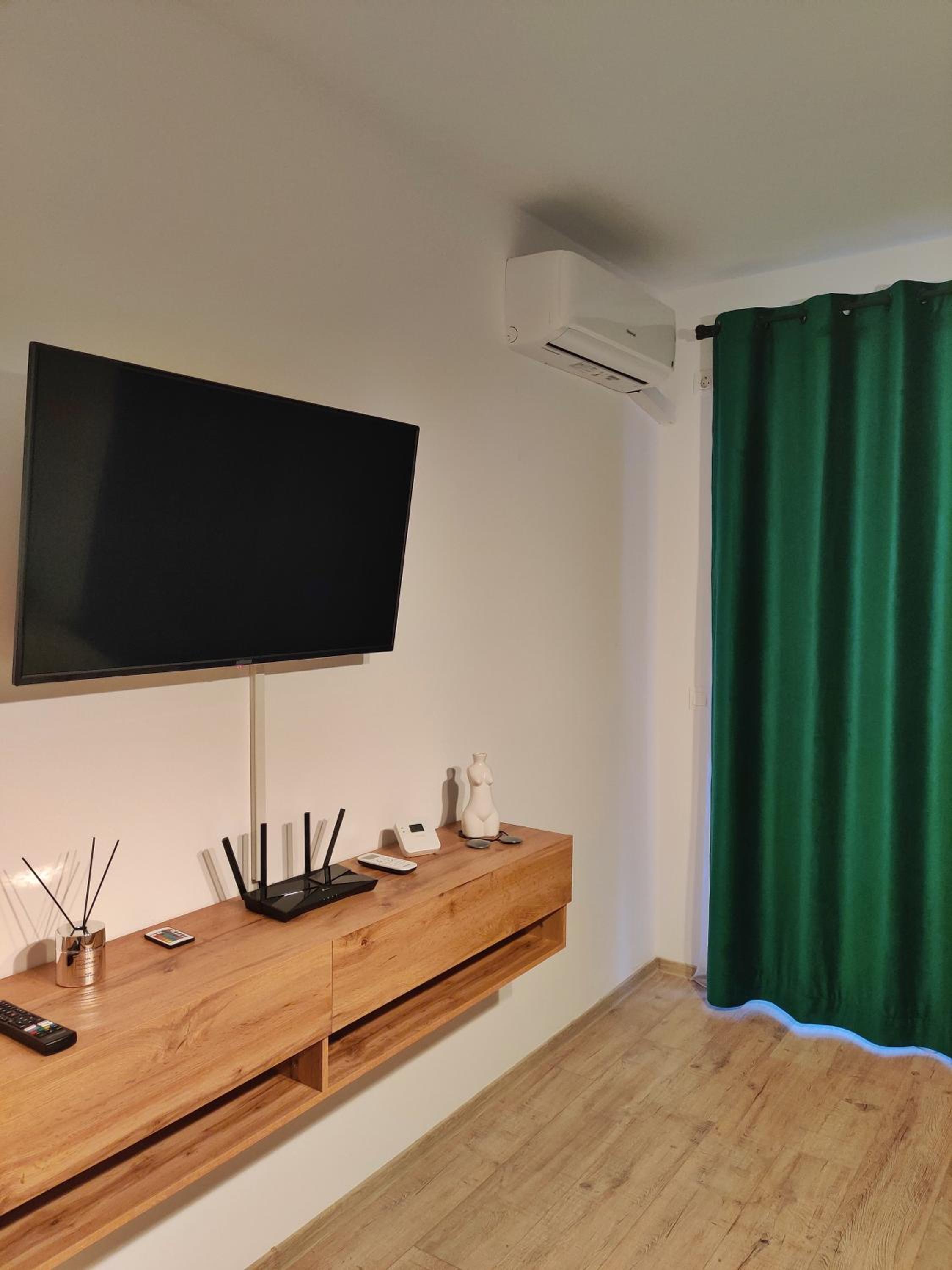 Rosco Apartment Transalpina view 3