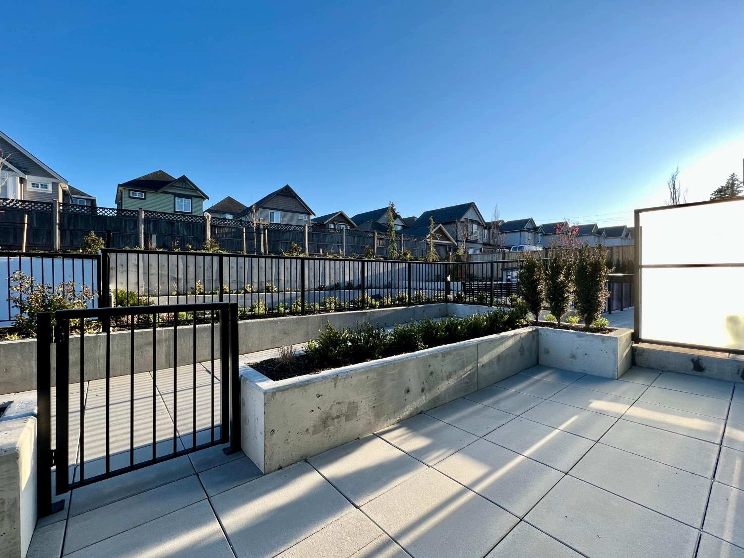Modern Ground Level 3 bed 2 bath Condo with Free Parking