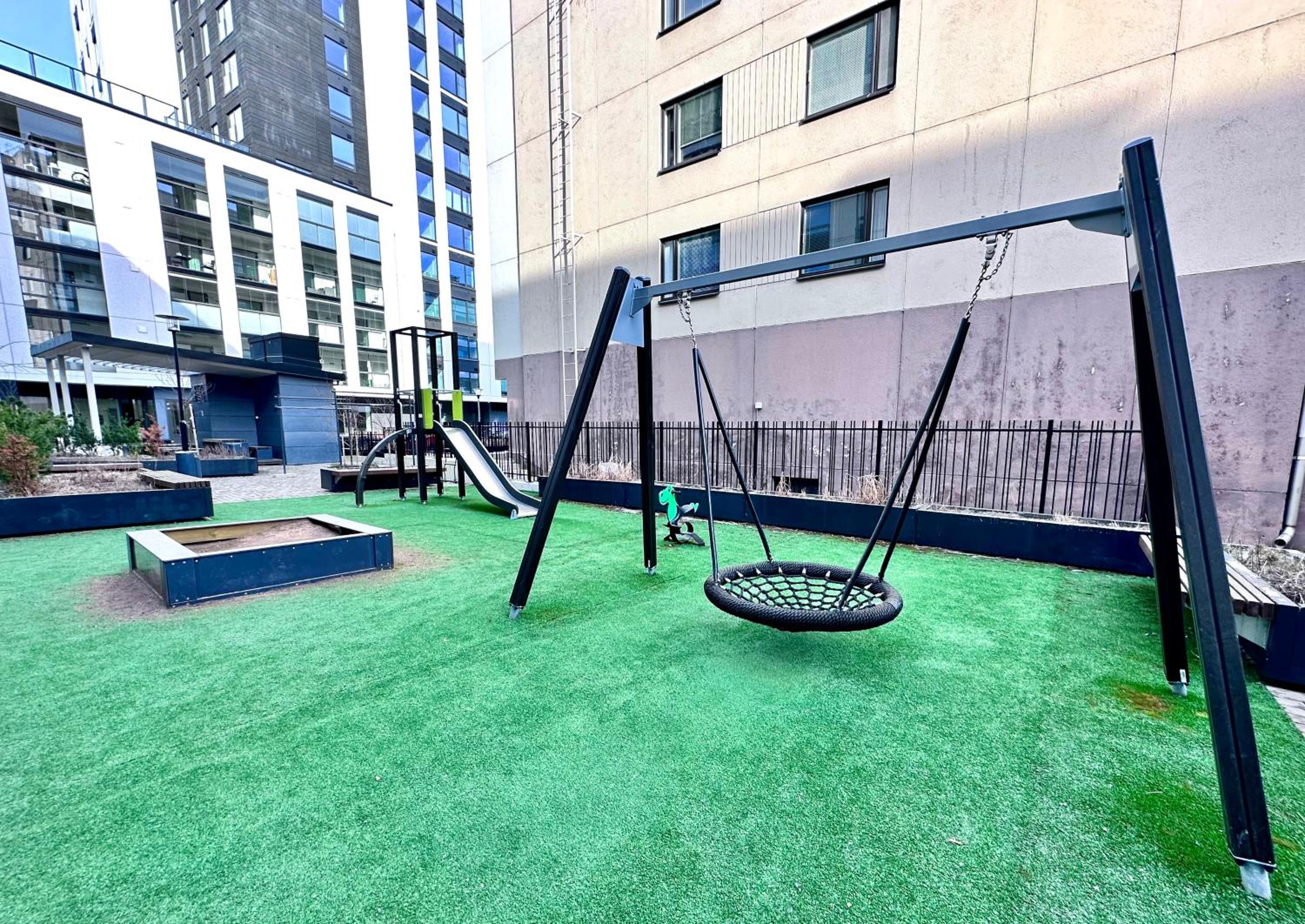 Peaceful Premium Apartment with Sauna and Balcony - Perfect Downtown Location