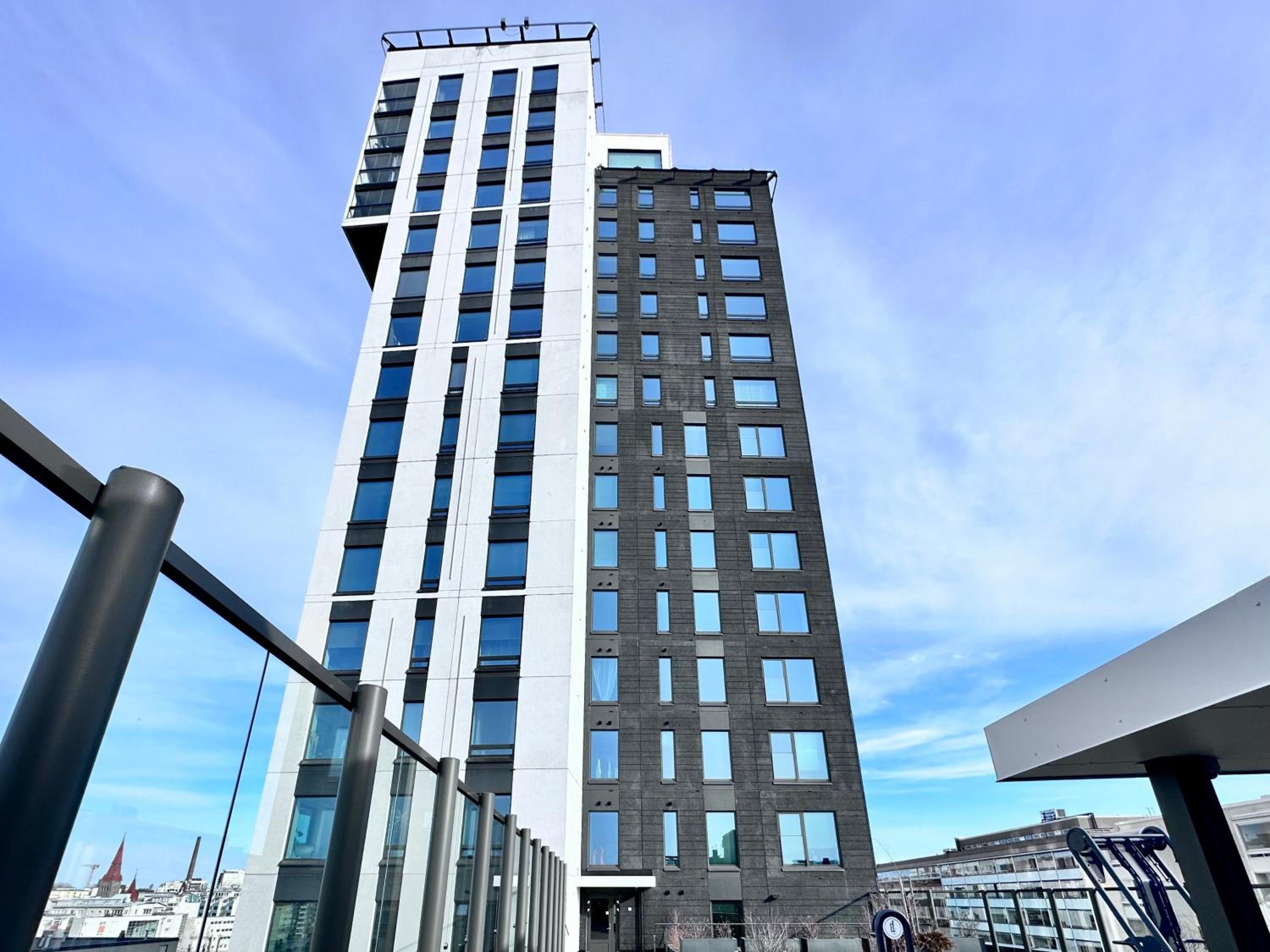 Peaceful Premium Apartment with Sauna and Balcony - Perfect Downtown Location