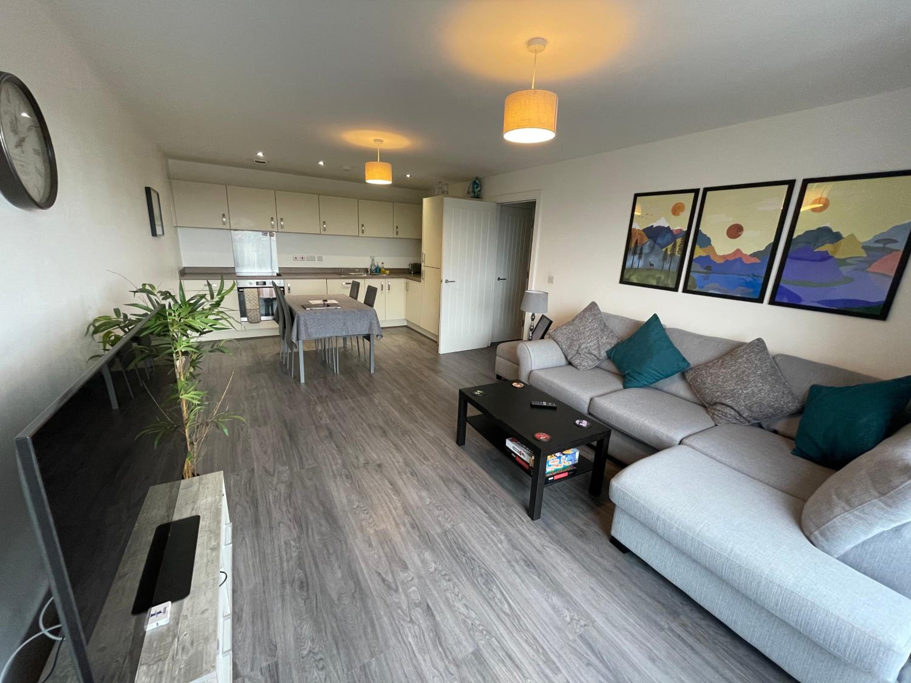 Balcony Marina Apartment With City Skyline Views - Free Secure Parking view 3