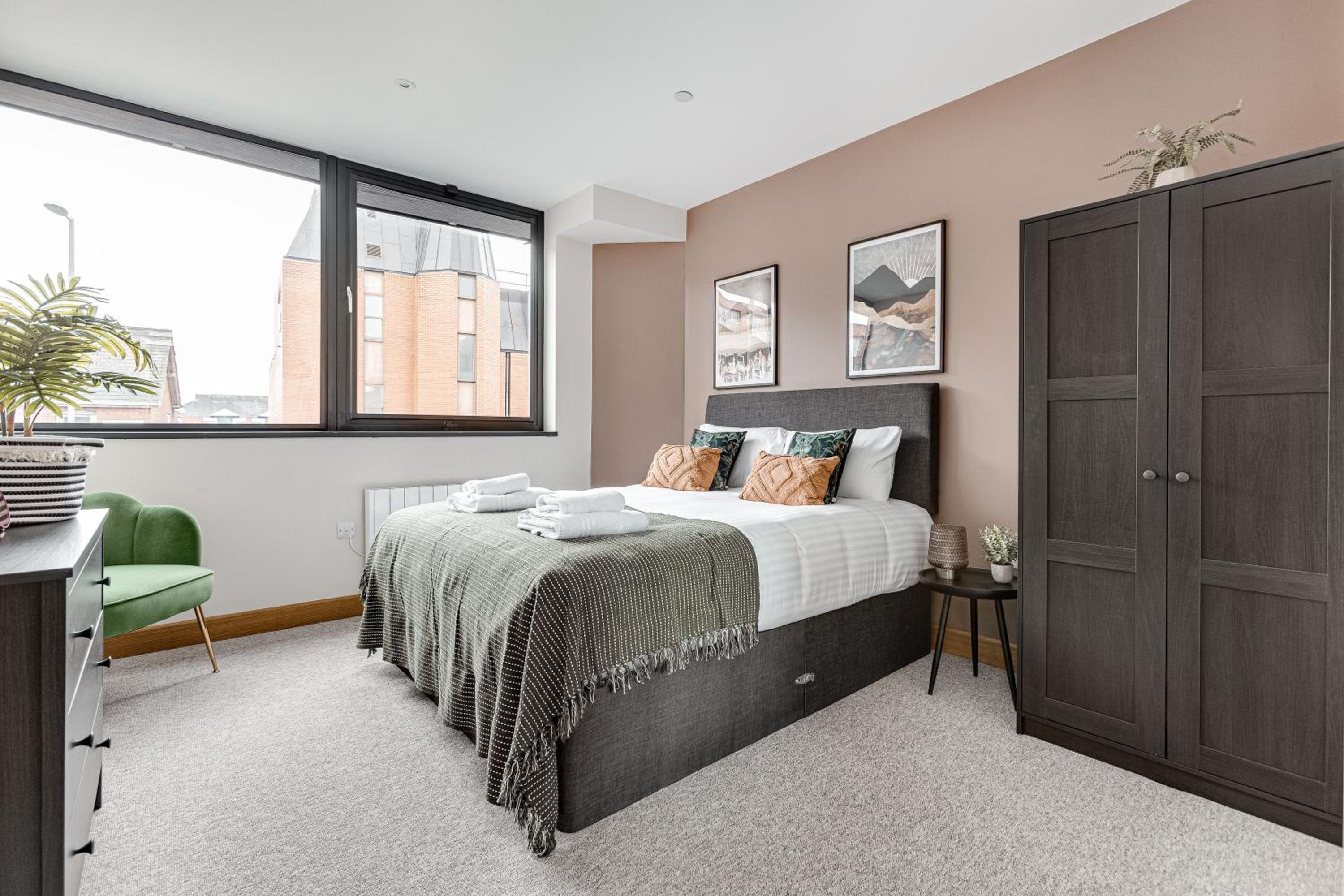 Modern Apt, town centre, 4 guests, pkg, wifi by Tent serviced apartments view 3