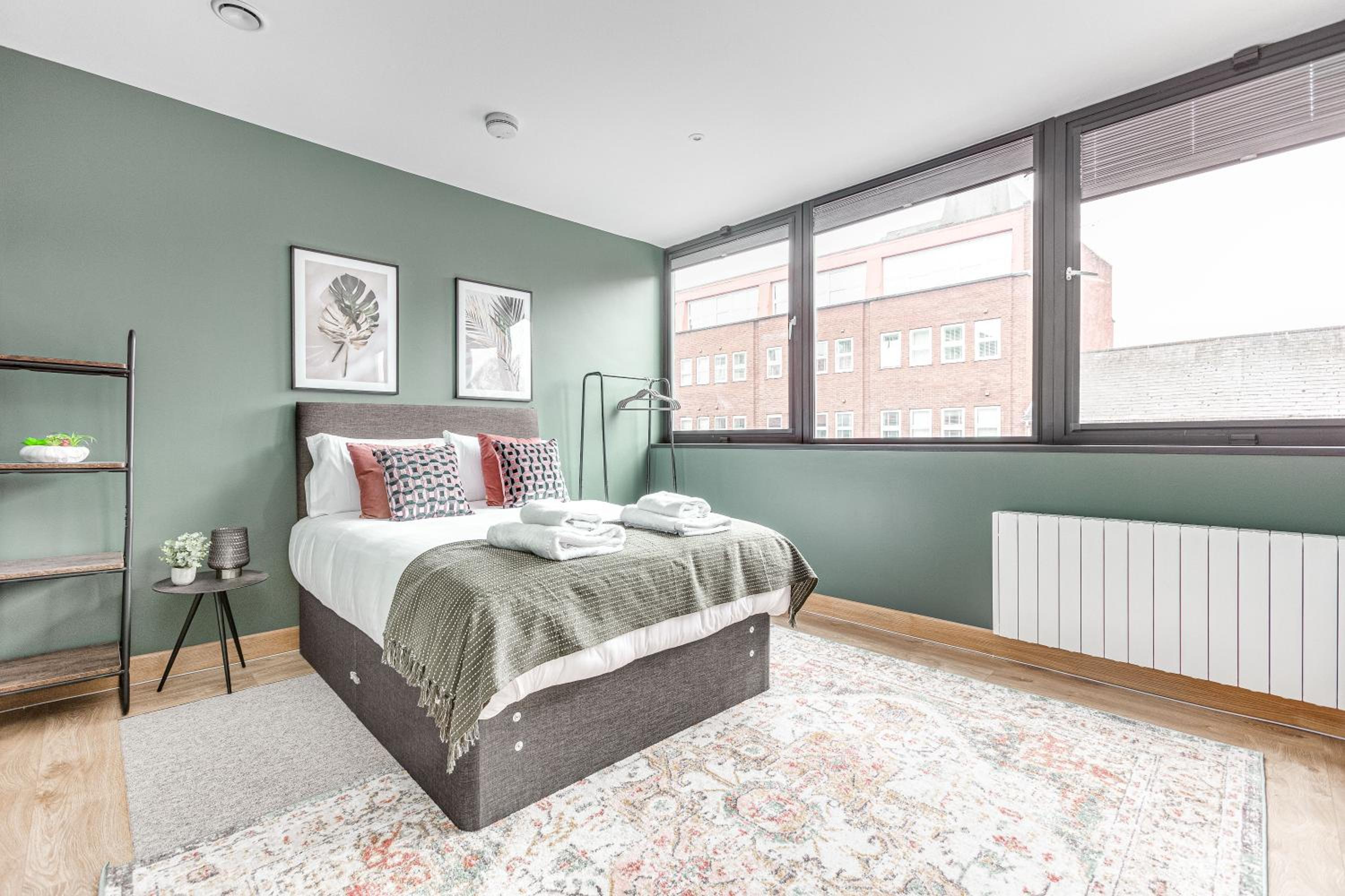 Modern Apt, town centre, 4 guests, pkg, wifi by Tent serviced apartments view 2