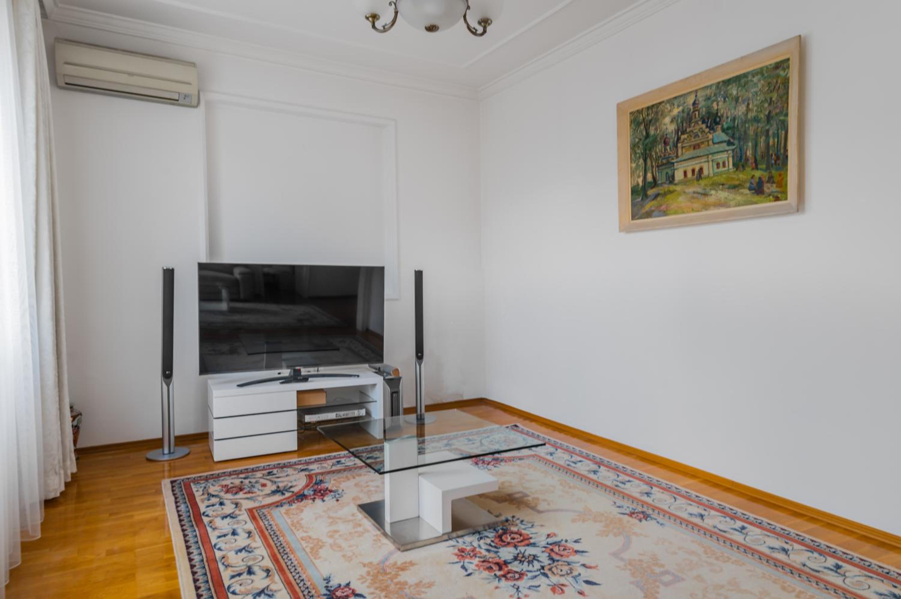 Bright 2-BD Top Central Apartment