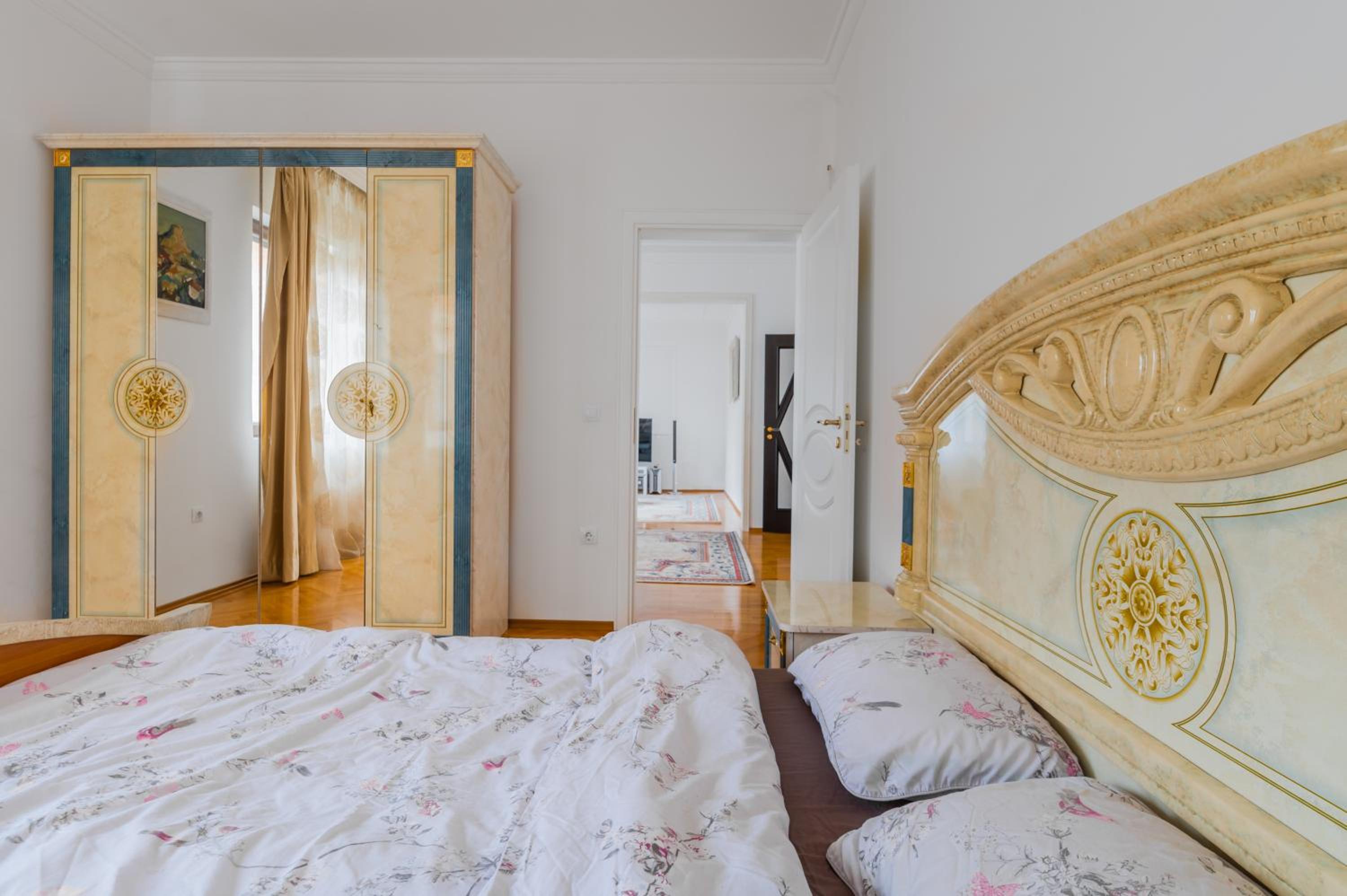 Bright 2-BD Top Central Apartment