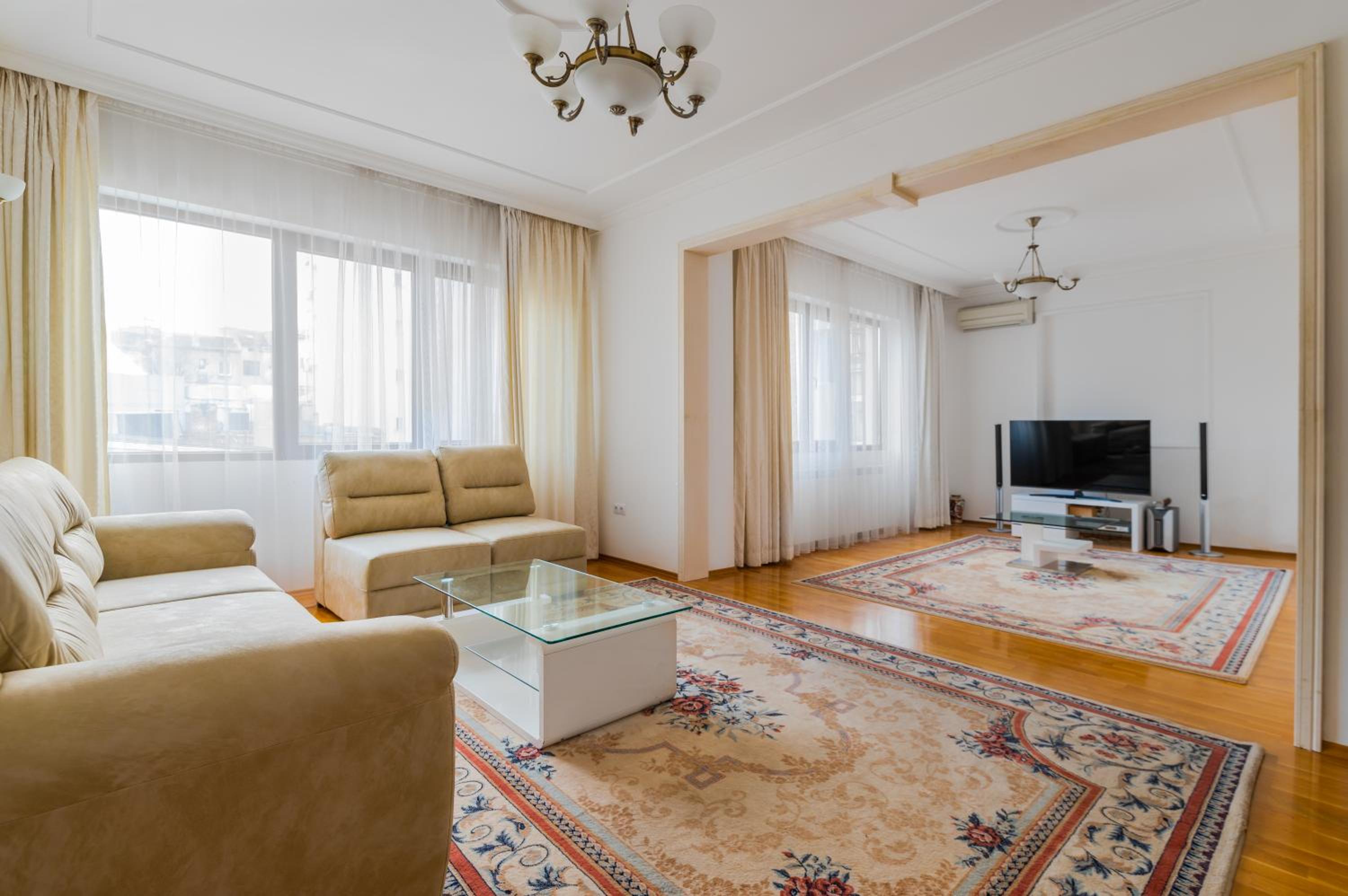 Bright 2-BD Top Central Apartment