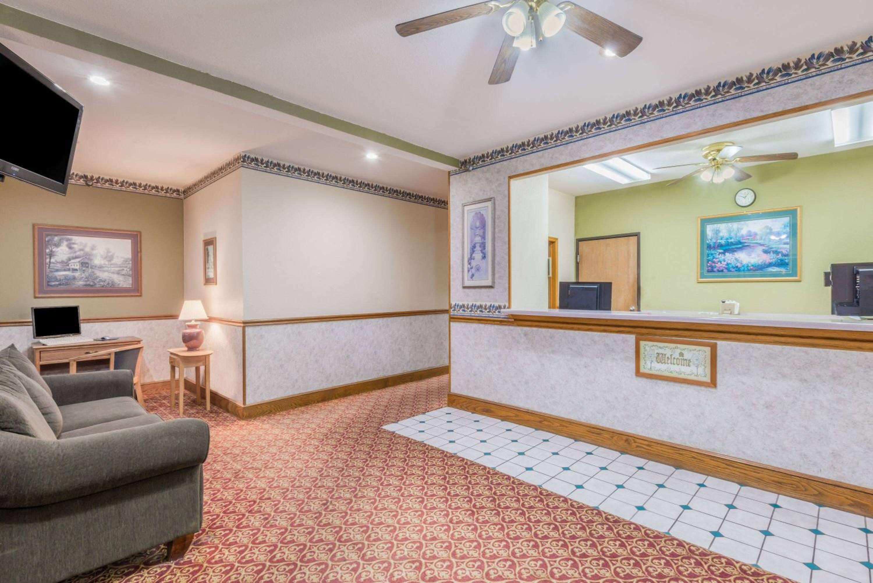 Super 8 by Wyndham Platte City Kansas City Area view 3