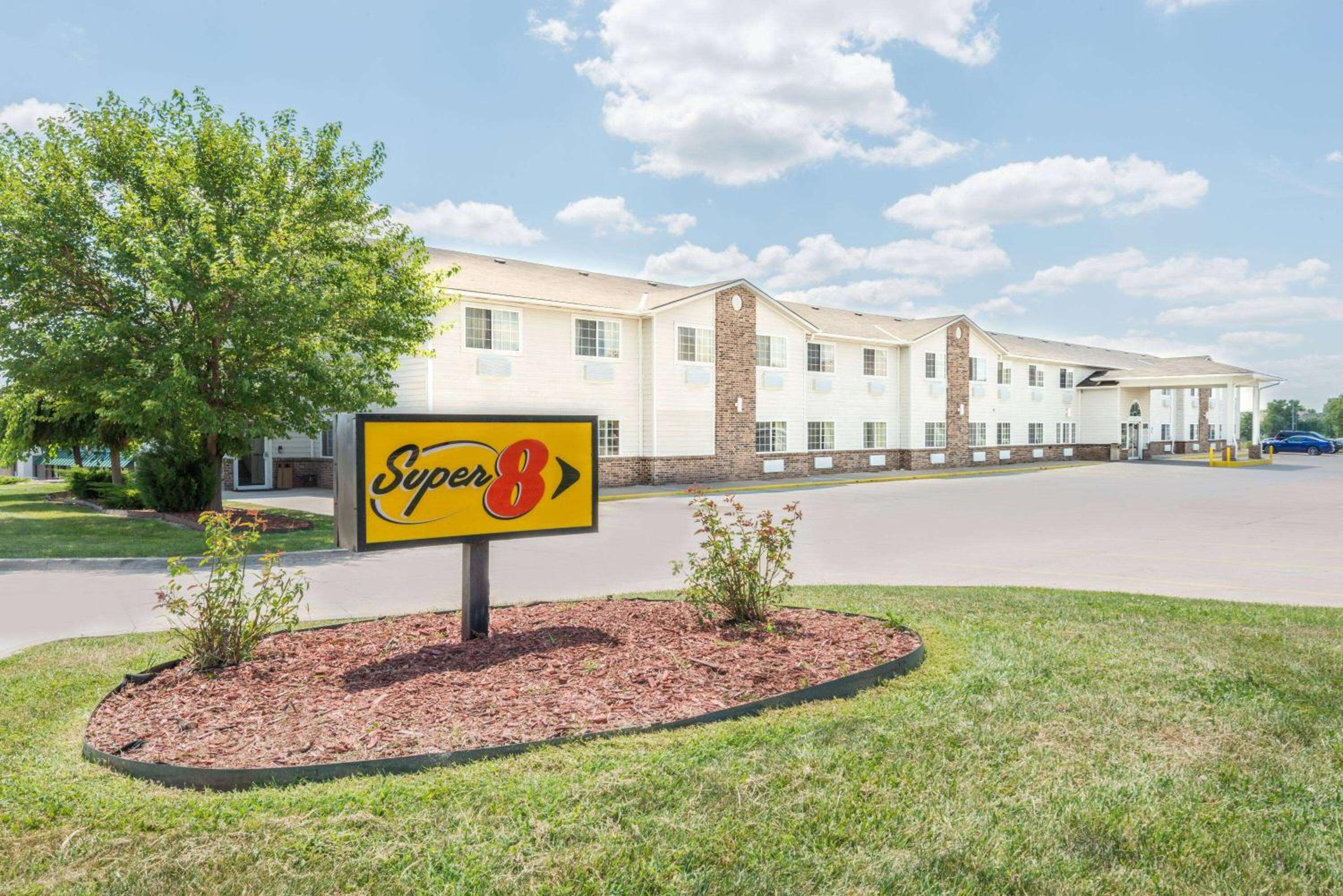 Super 8 by Wyndham Platte City Kansas City Area view 2