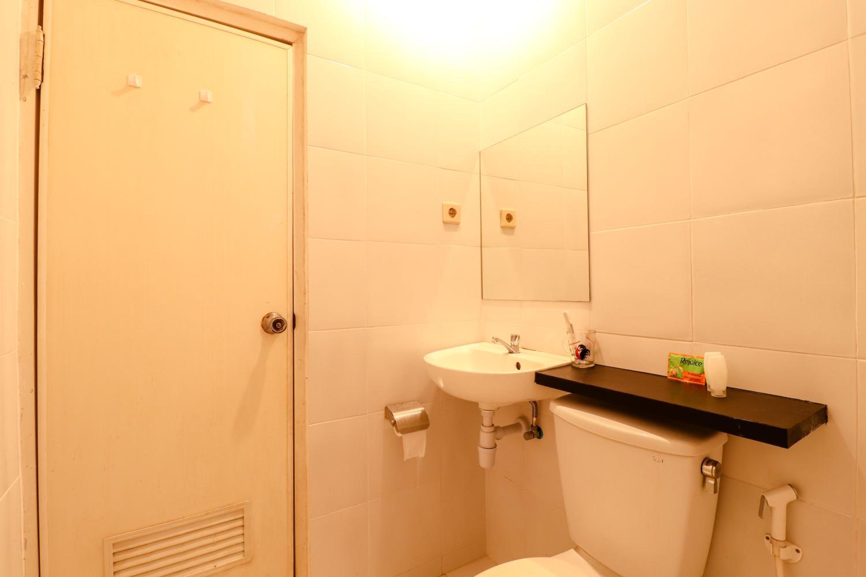 RedDoorz near Gubeng Station Surabaya