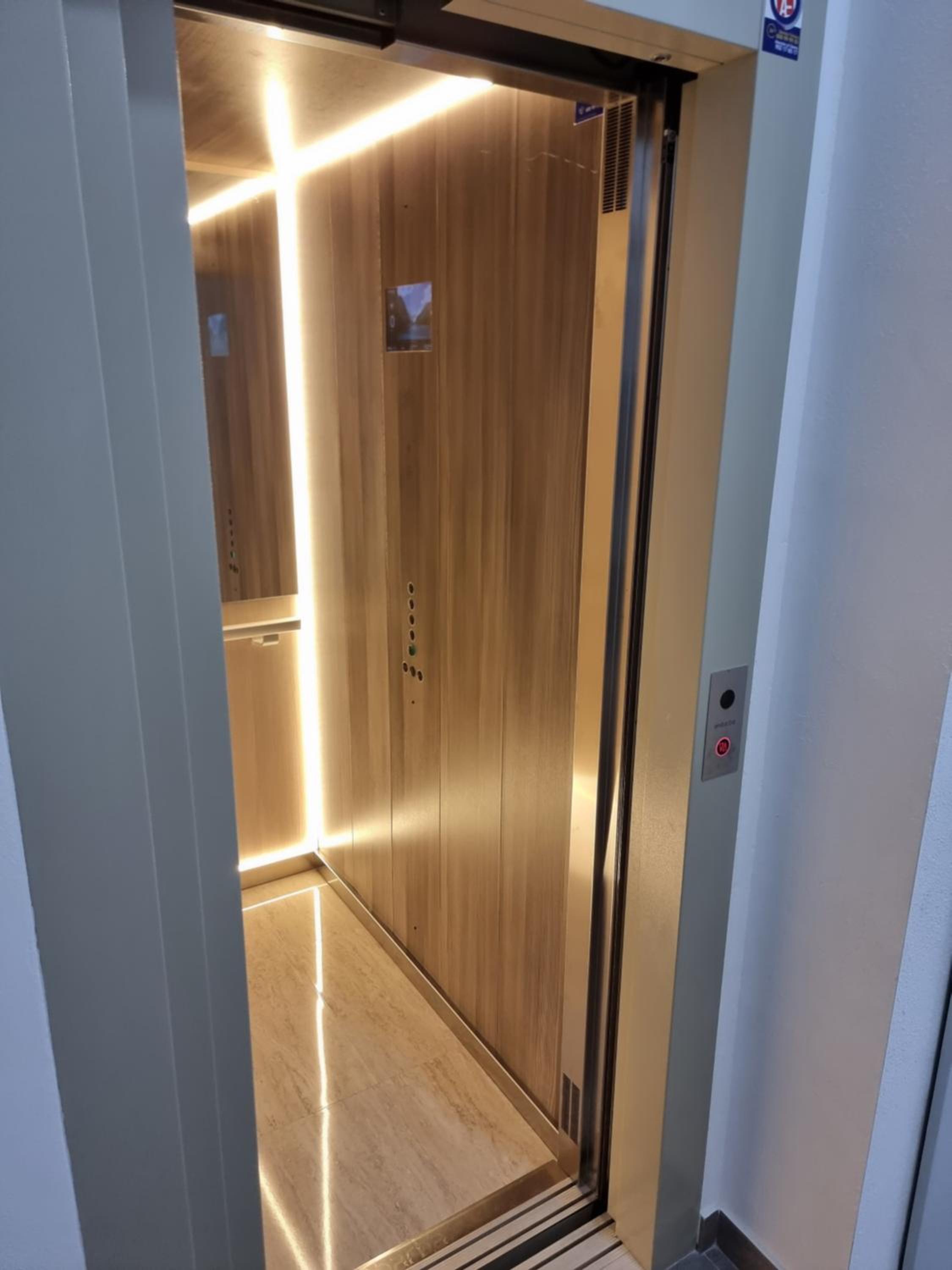 APARTAMENTOS ELEMAR free luggage storage