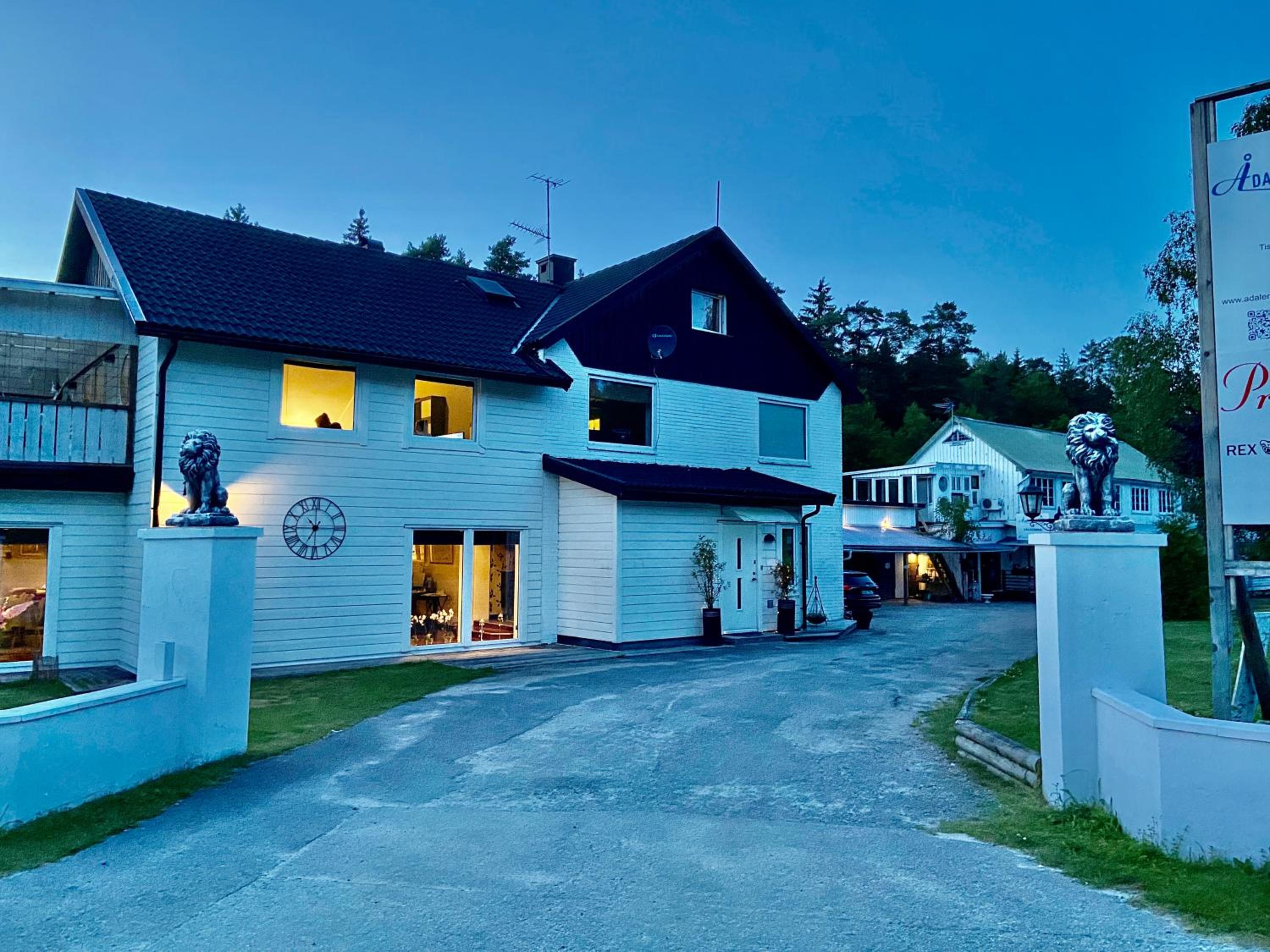 Stor lägenhet ovanpå café ute på landet