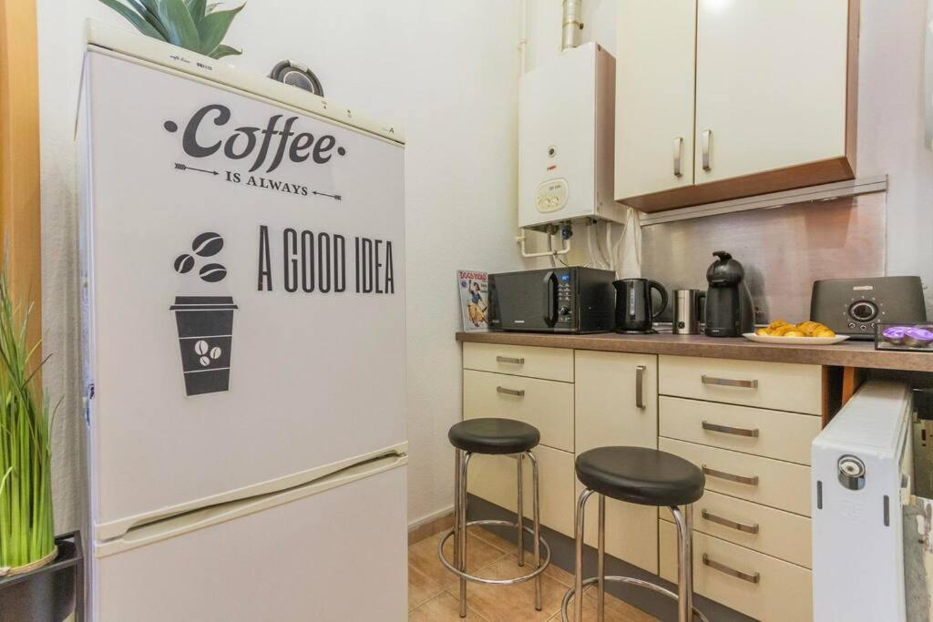 Trendy 2 Room Flat near Corvin Mall with Garage view 3