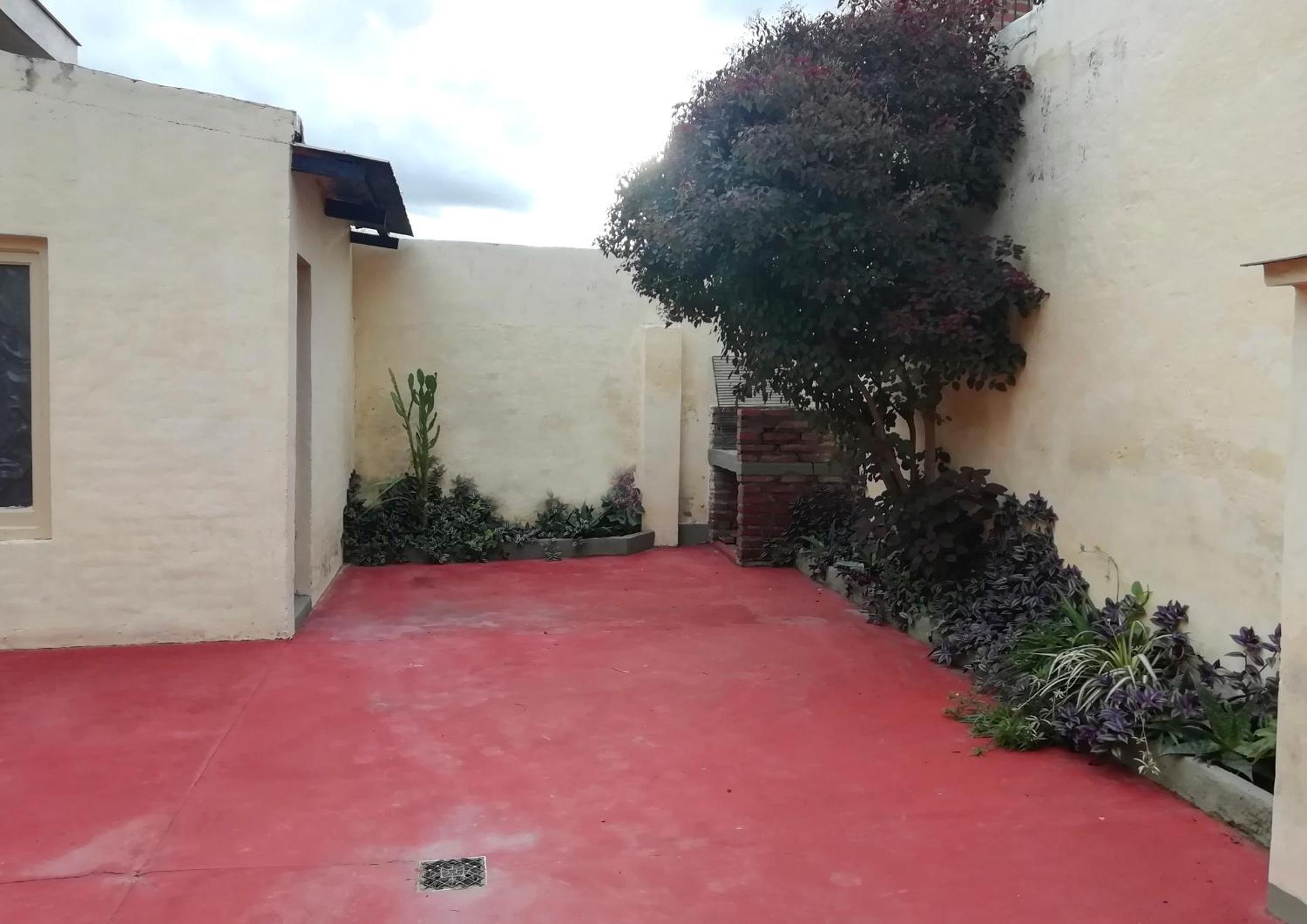 La puerta roja -casa pequeña en Salta-