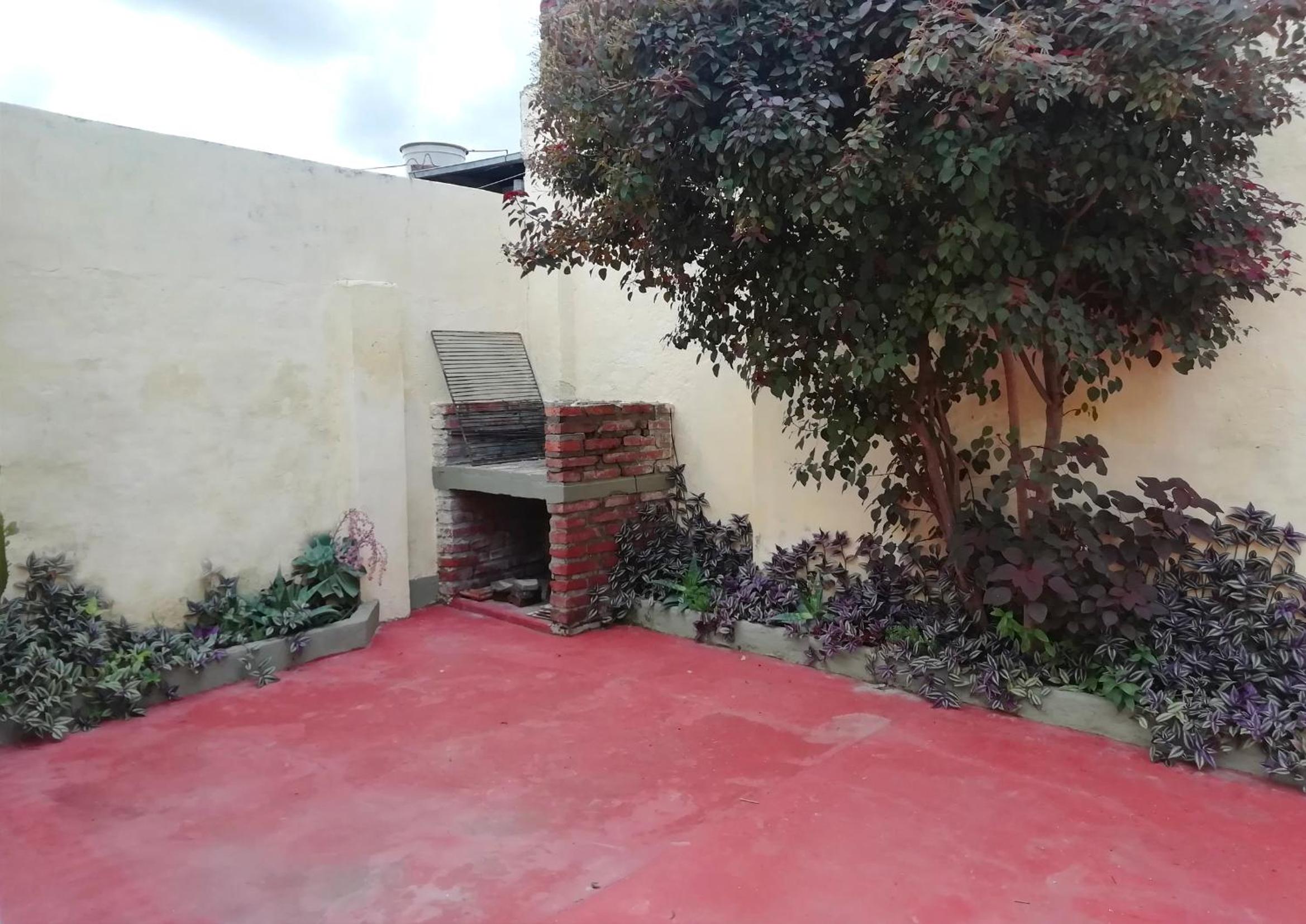 La puerta roja -casa pequeña en Salta-
