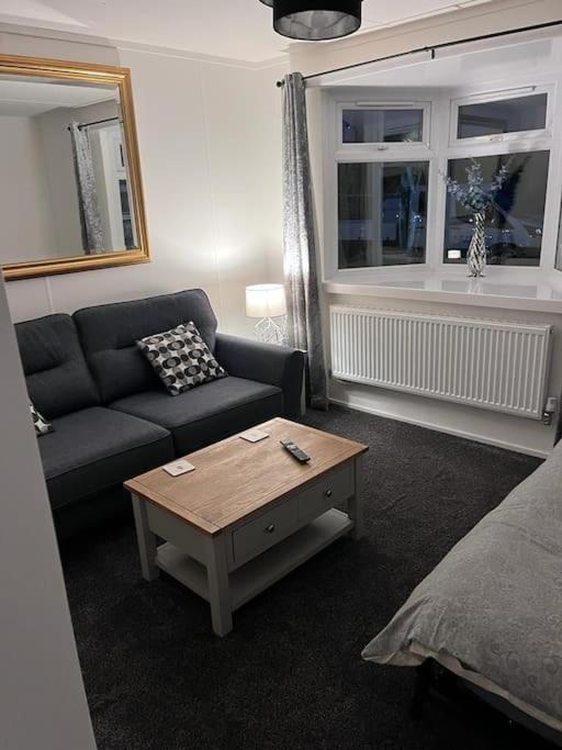 Semi-detached chalet at Maryville Caravan Site - Uddingston, Glasgow view 4