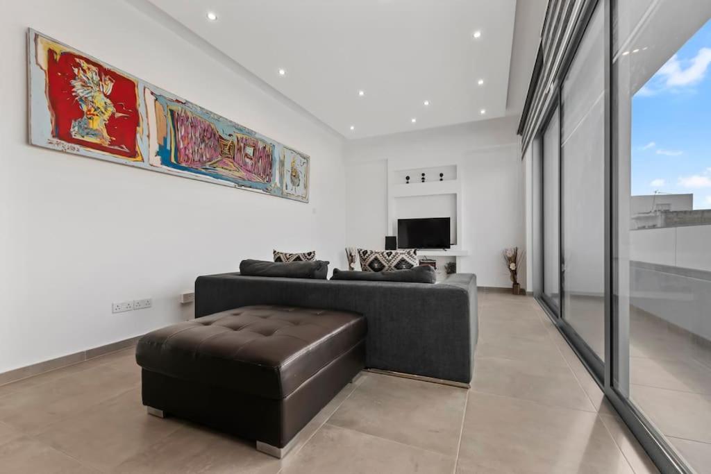 Glabur Stays - The Luxurious 3 BDR - Cozy apt Newly Renovated, Nicosia City view 4