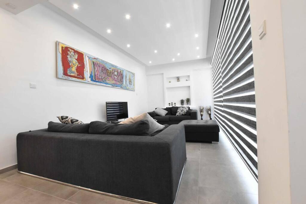 Glabur Stays - The Luxurious 3 BDR - Cozy apt Newly Renovated, Nicosia City view 2