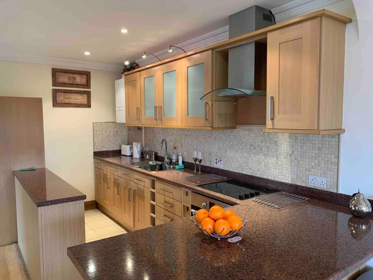 2-Bedroom Cottage with 2 Ensuites - Sleeps 6 Wifi view 5