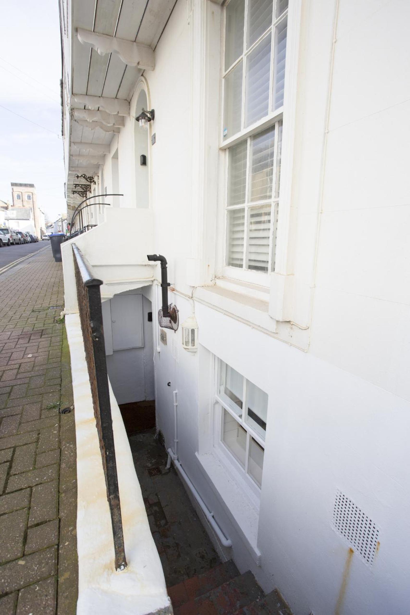 Worthing Vacations - Garden View - Property Image 9