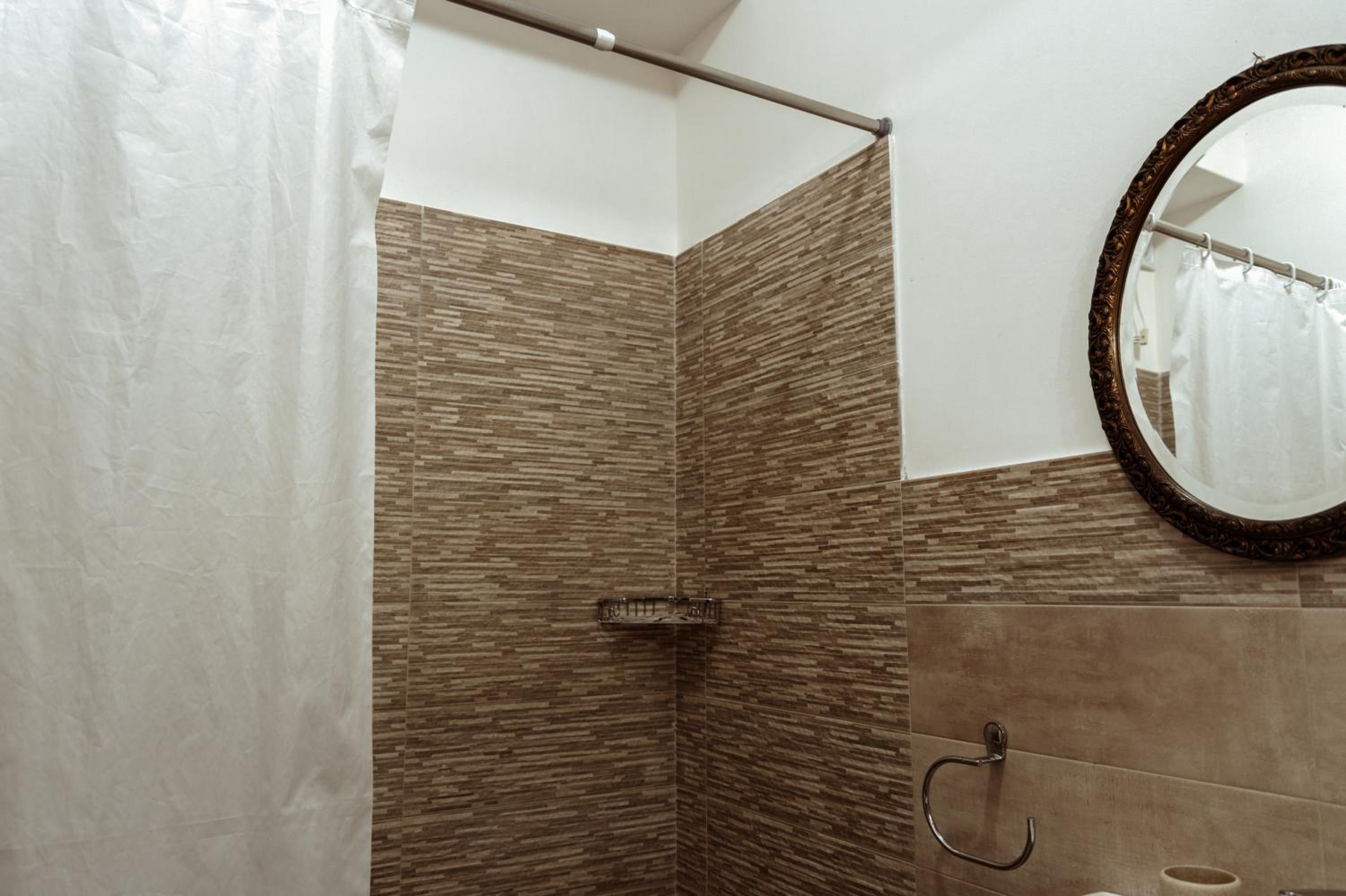 La Venere en Taormina — bathroom