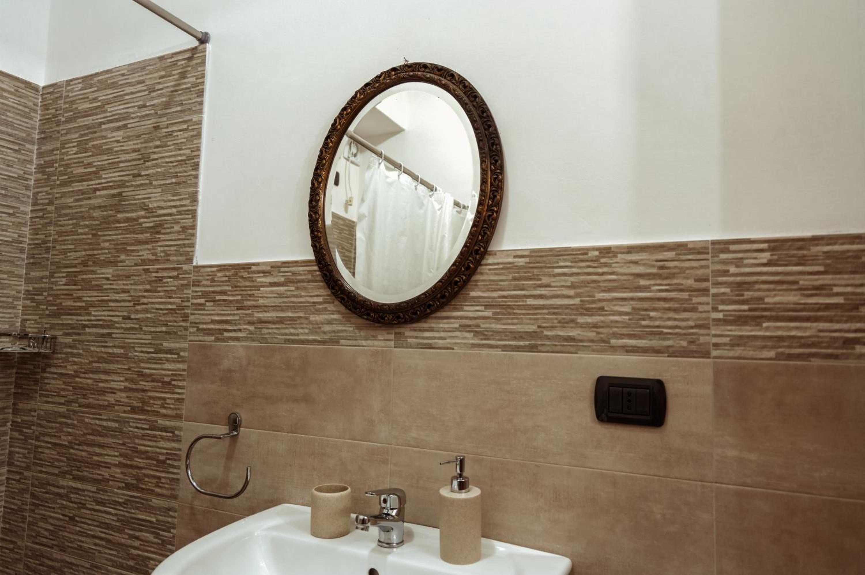 La Venere en Taormina — bathroom
