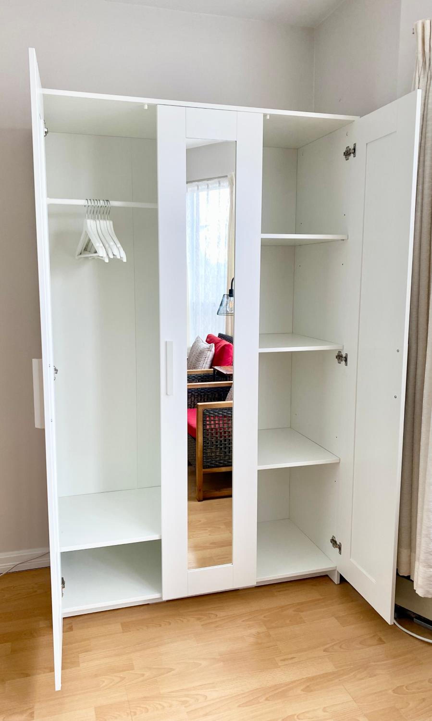 Burnaby Metrotown Cozy 3 Bedroom Suite Walk to Skytrain and Malls