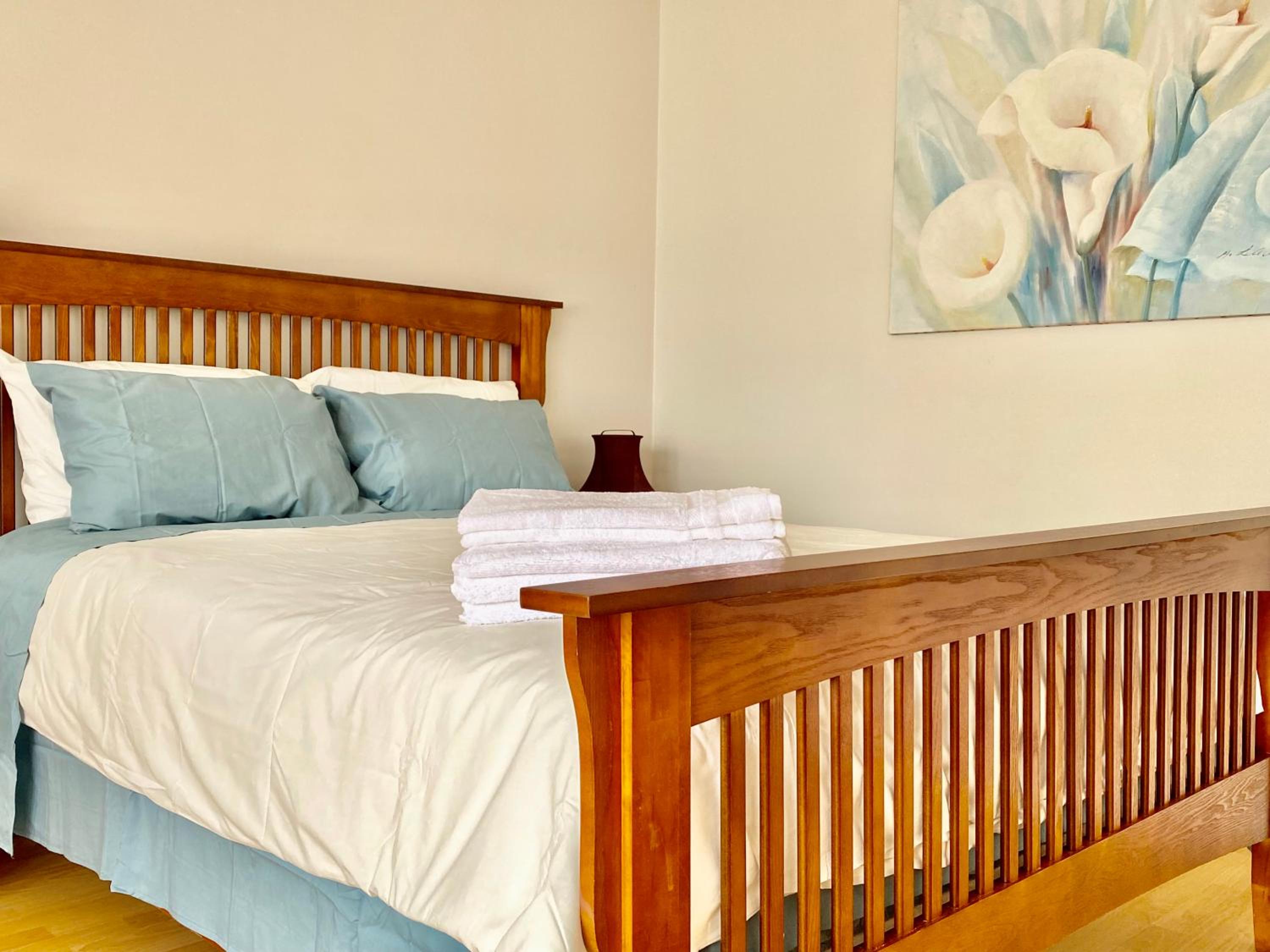 Burnaby Metrotown Cozy 3 Bedroom Suite Walk to Skytrain and Malls