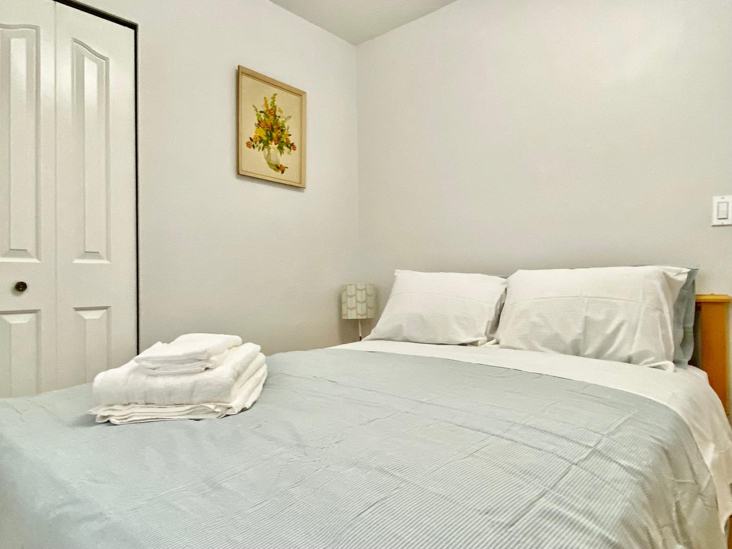 Burnaby Metrotown Cozy 3 Bedroom Suite Walk to Skytrain and Malls