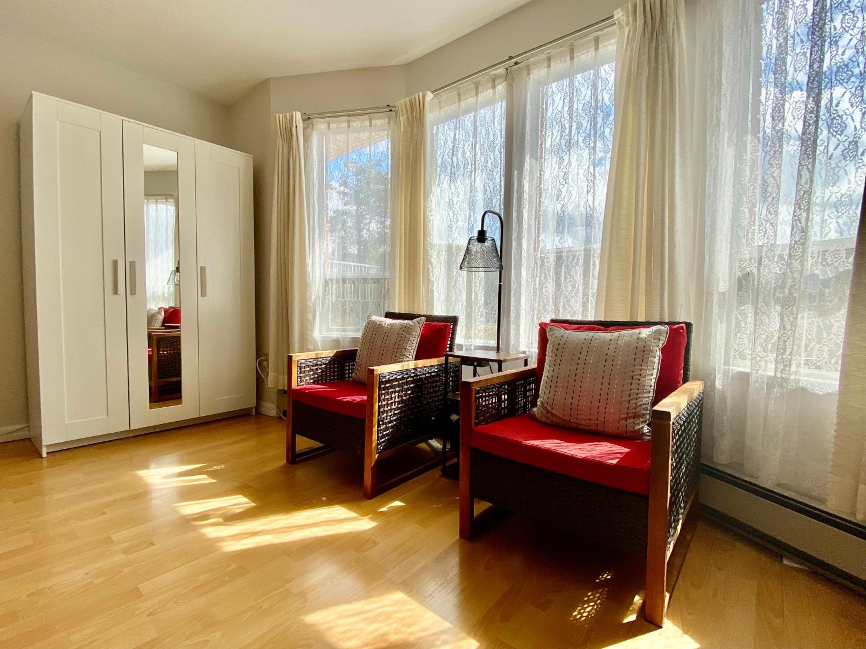 Burnaby Metrotown Cozy 3 Bedroom Suite Walk to Skytrain and Malls